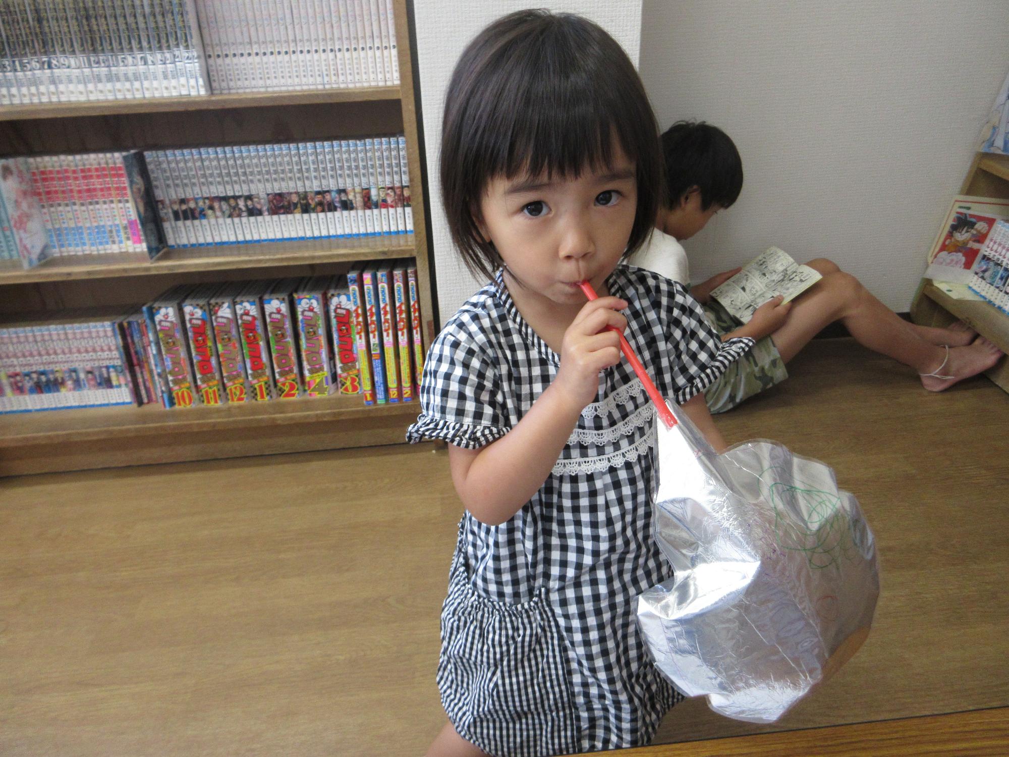 風船を膨らませている様子