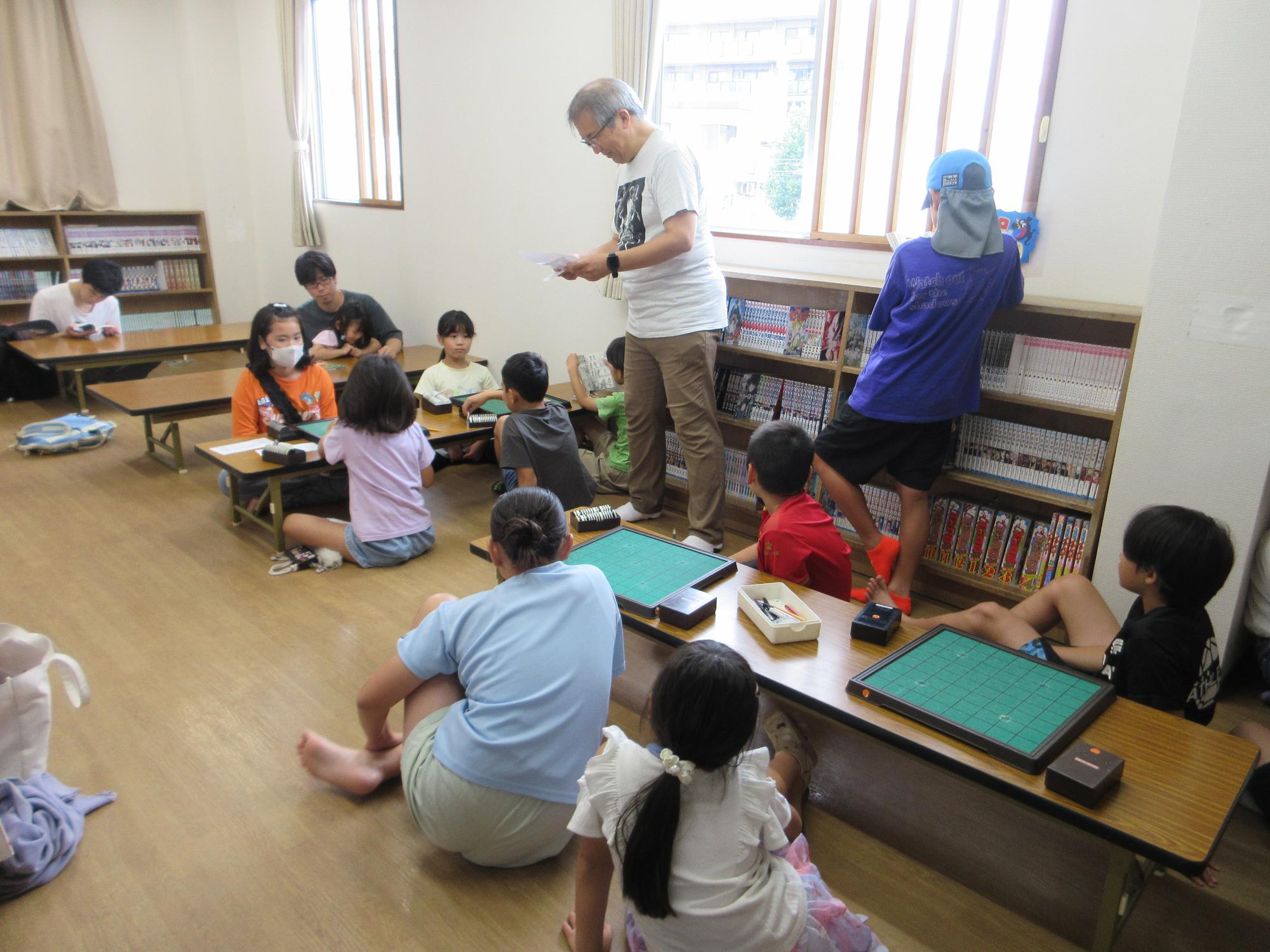 話を聞くこどもたちの写真