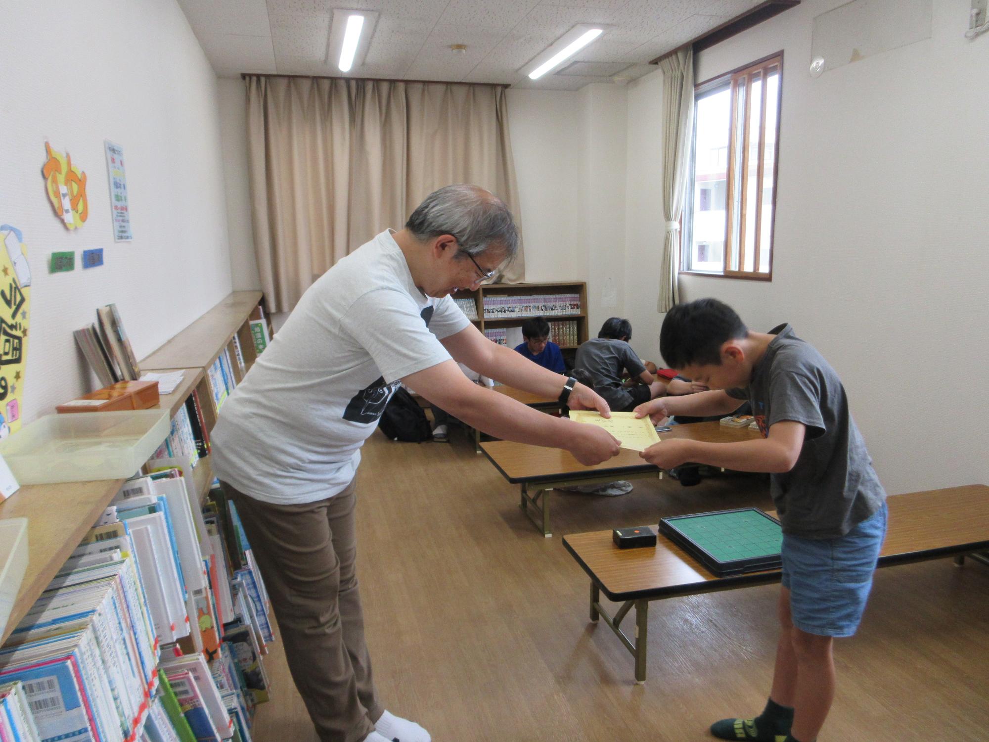 賞状をもらうこどもの写真