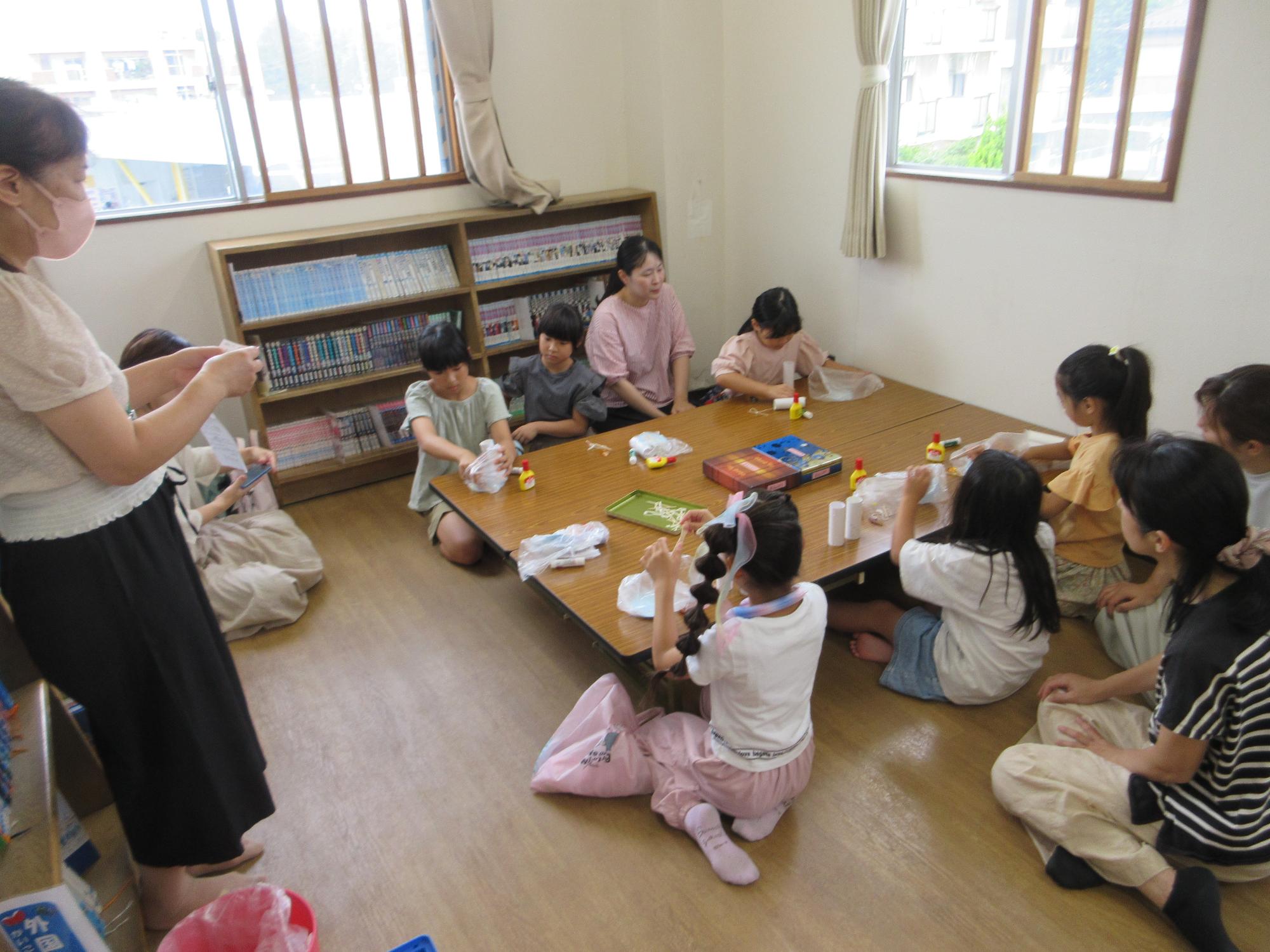 話を聞くこどもたちの写真