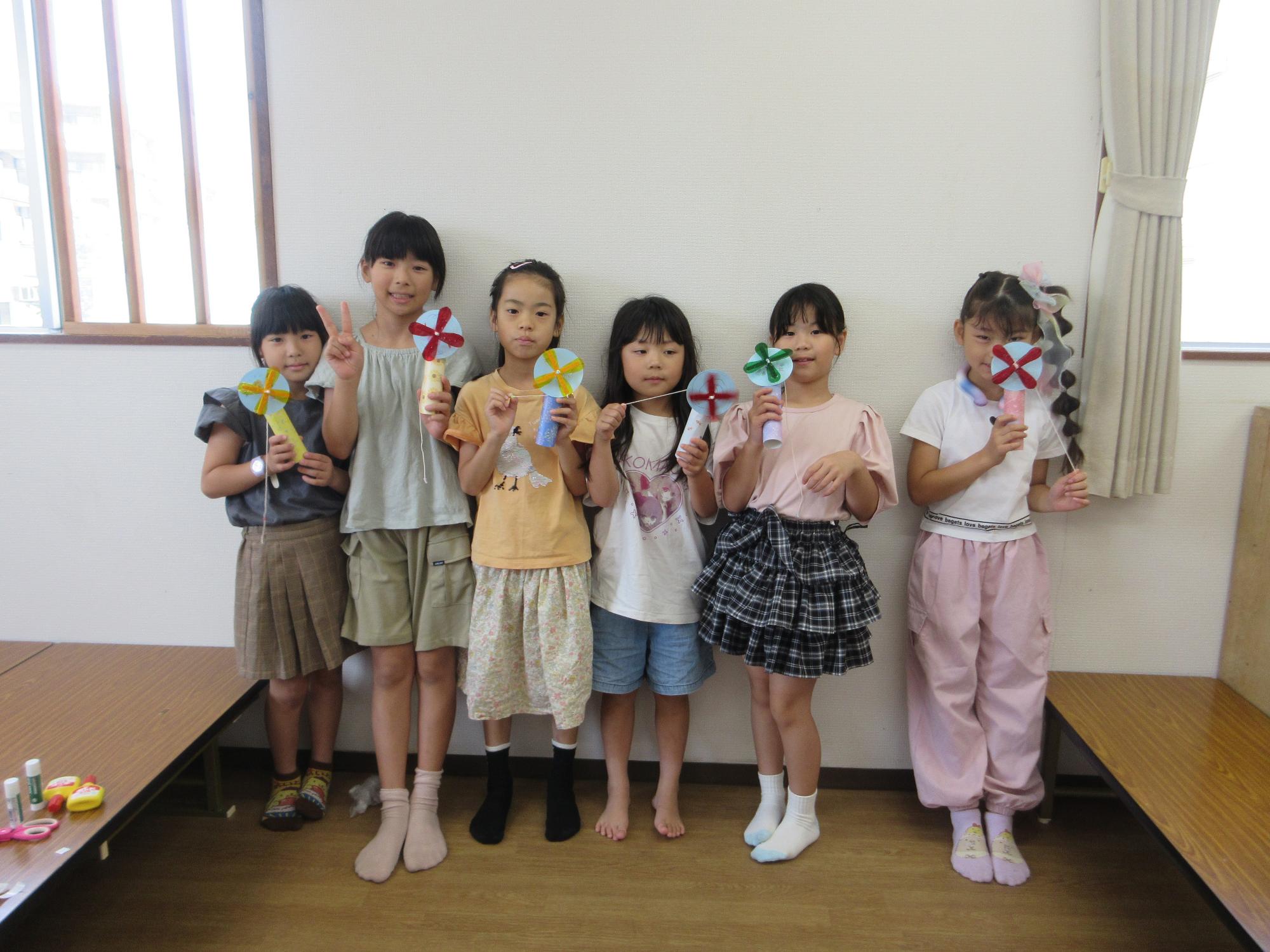 作品を持つこどもたちの写真