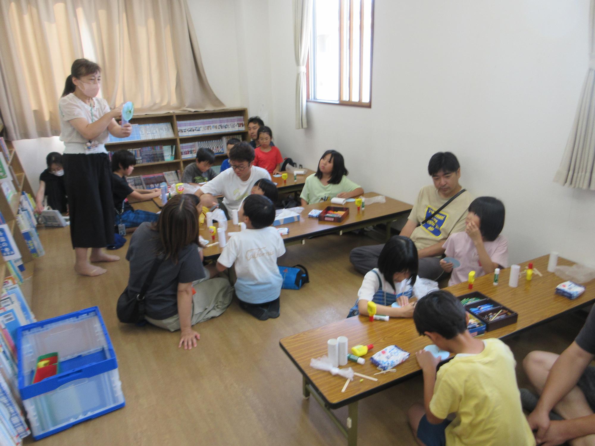 話を聞くこどもたちの写真