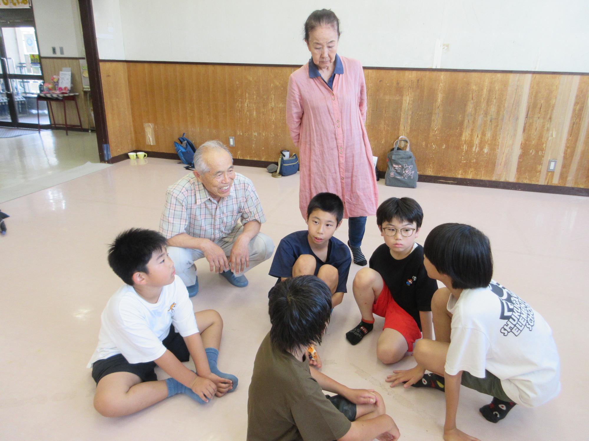 話をする人たちの写真