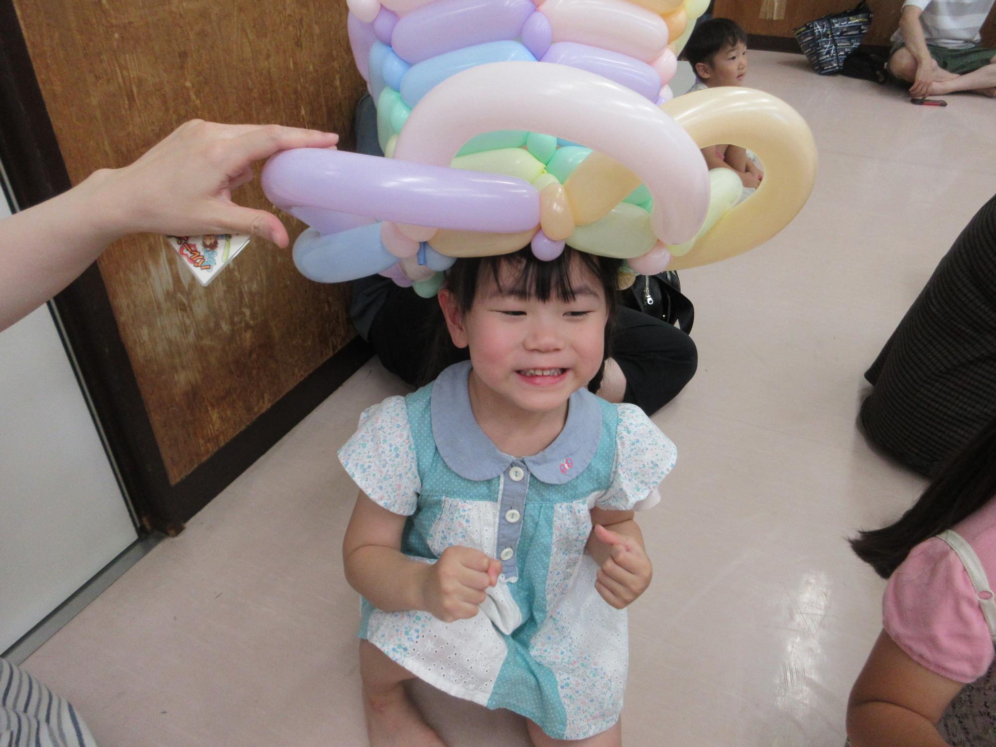 バルーンアートを貰うこどもの写真