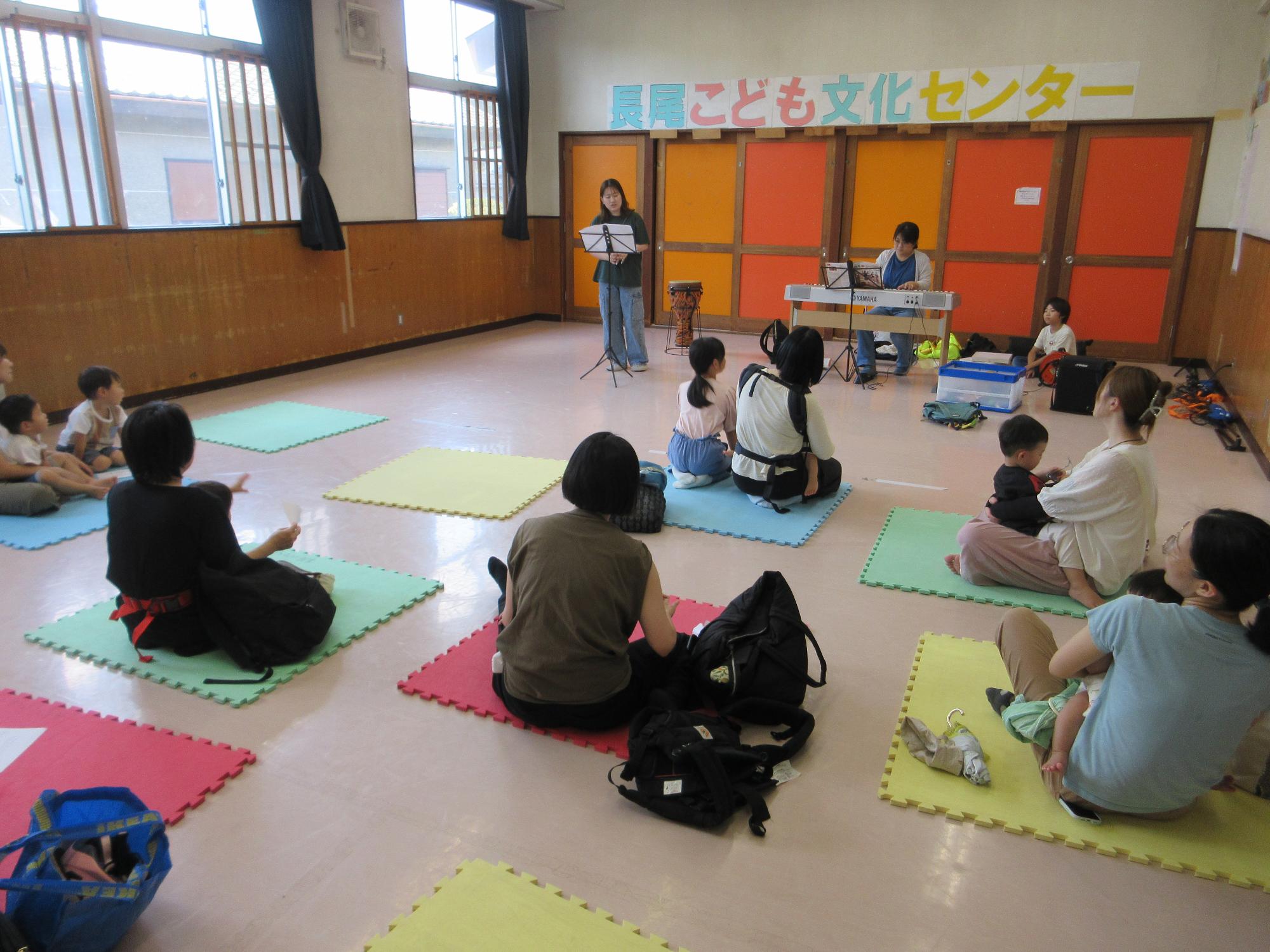 歌を聴く人たちの写真