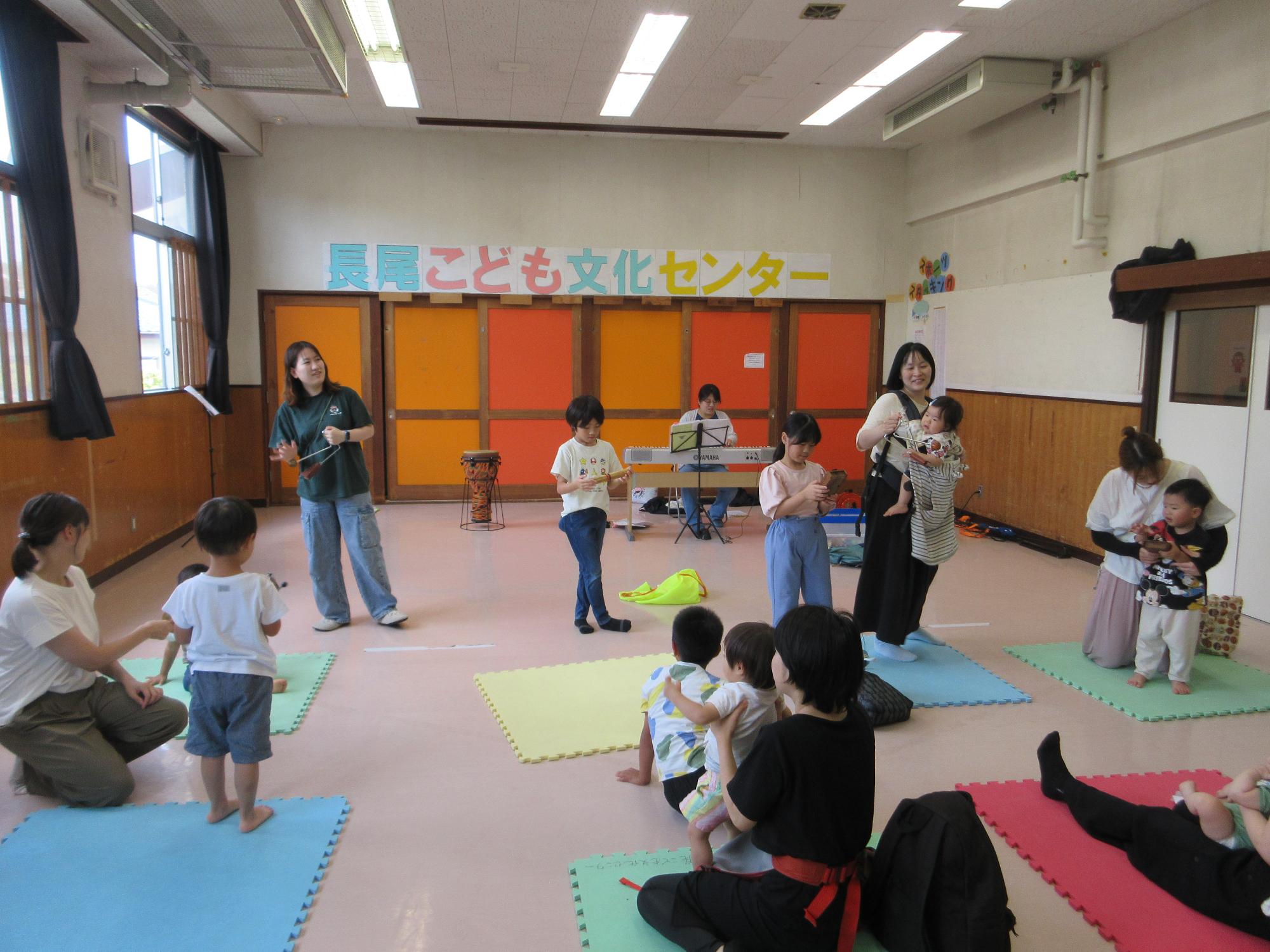 楽器を弾く人たちの写真