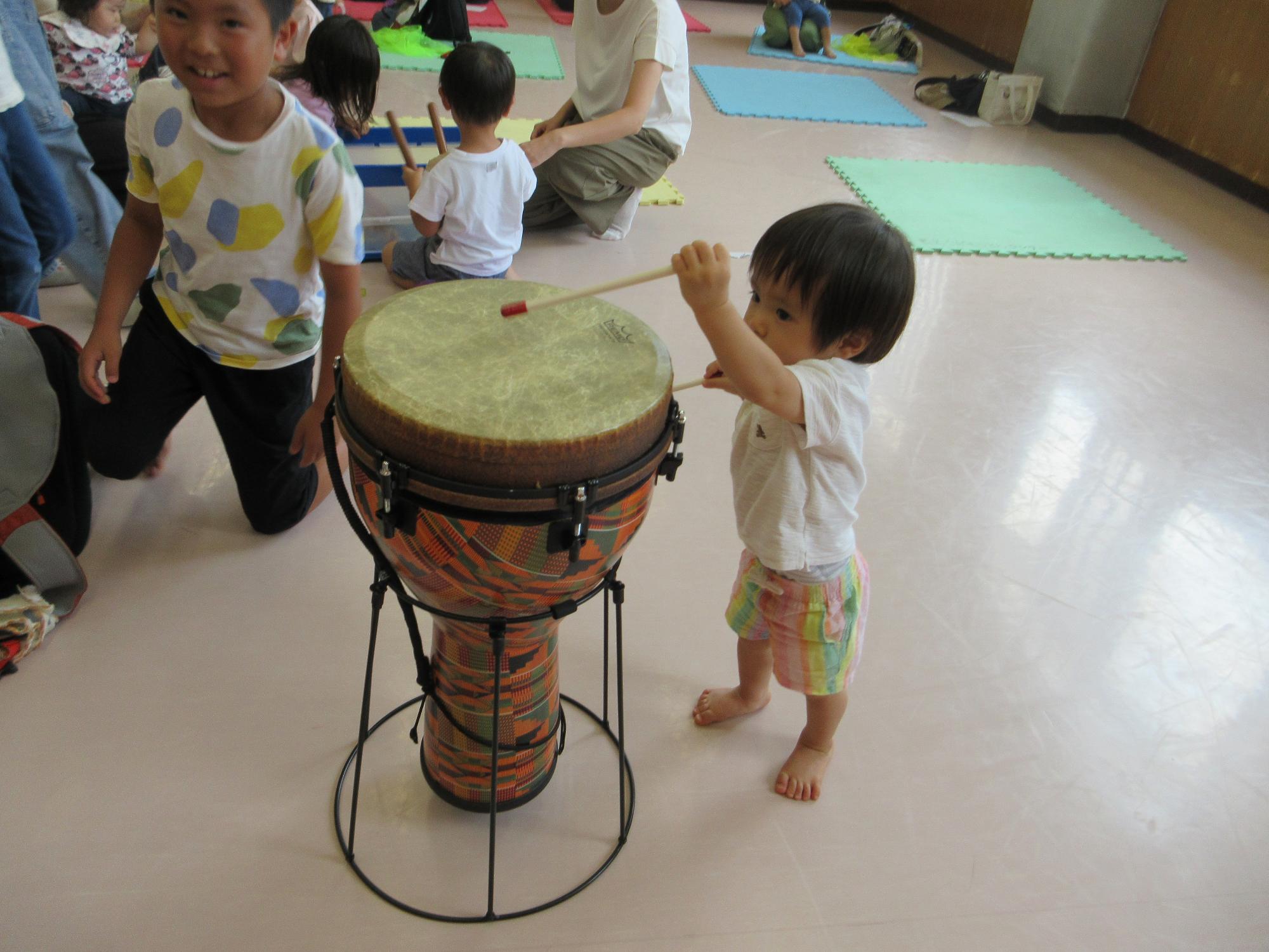 楽器を弾くこどもの写真