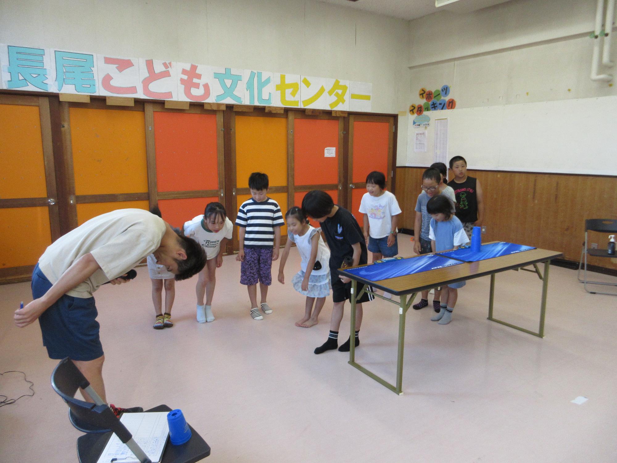 お辞儀をする人たちの写真
