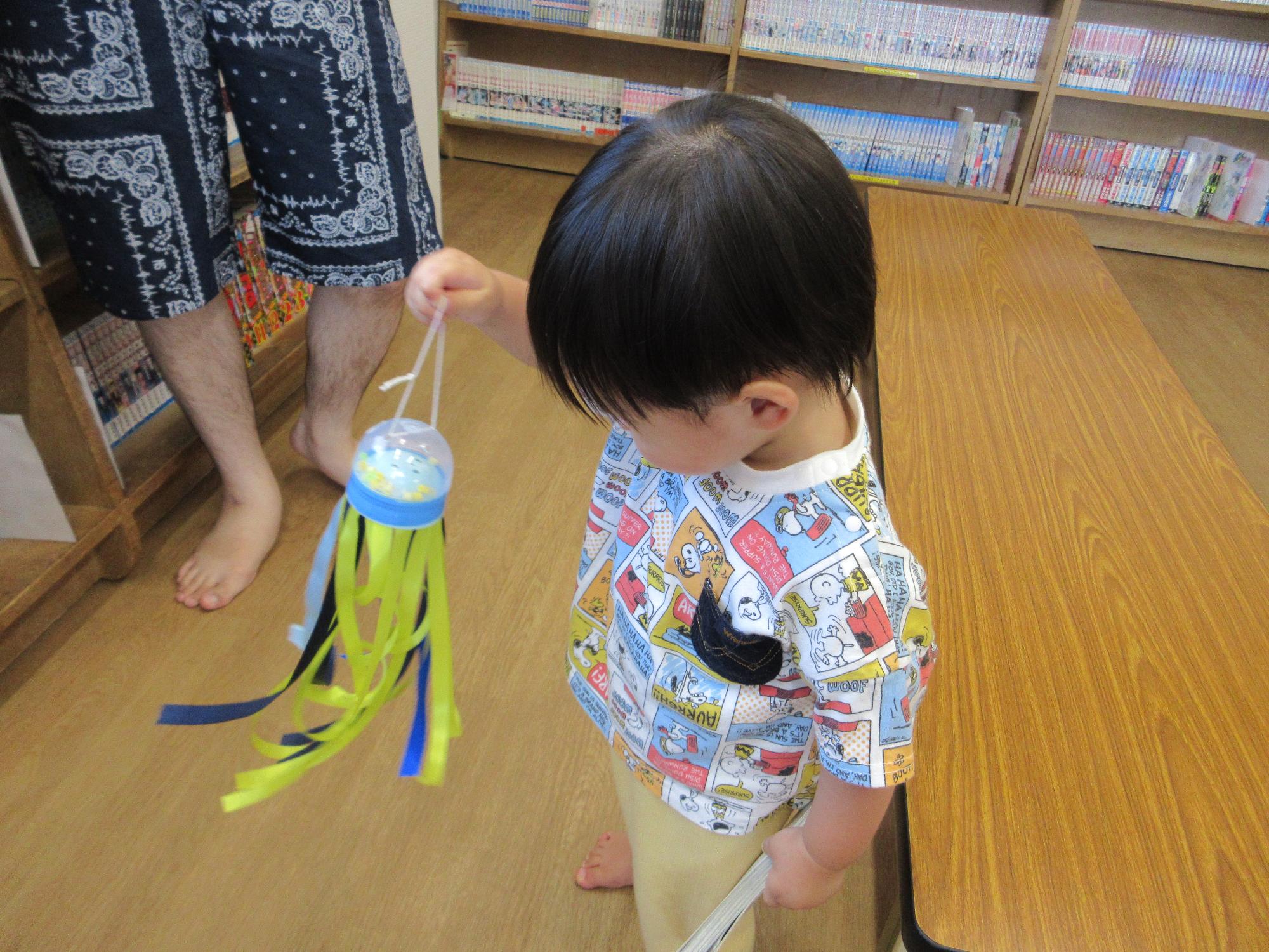 完成したクラゲの飾りの様子