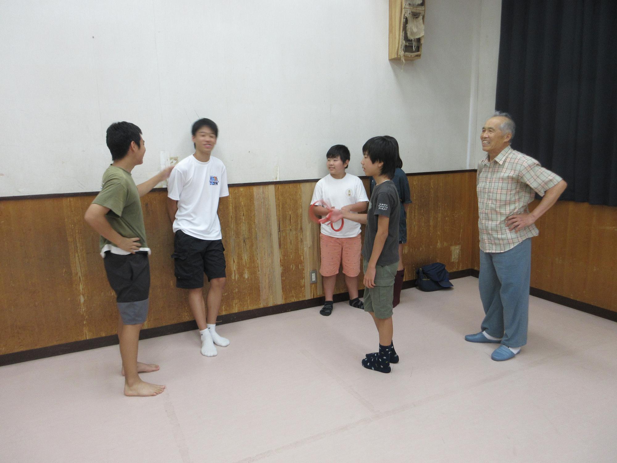 話し合う人たちの写真