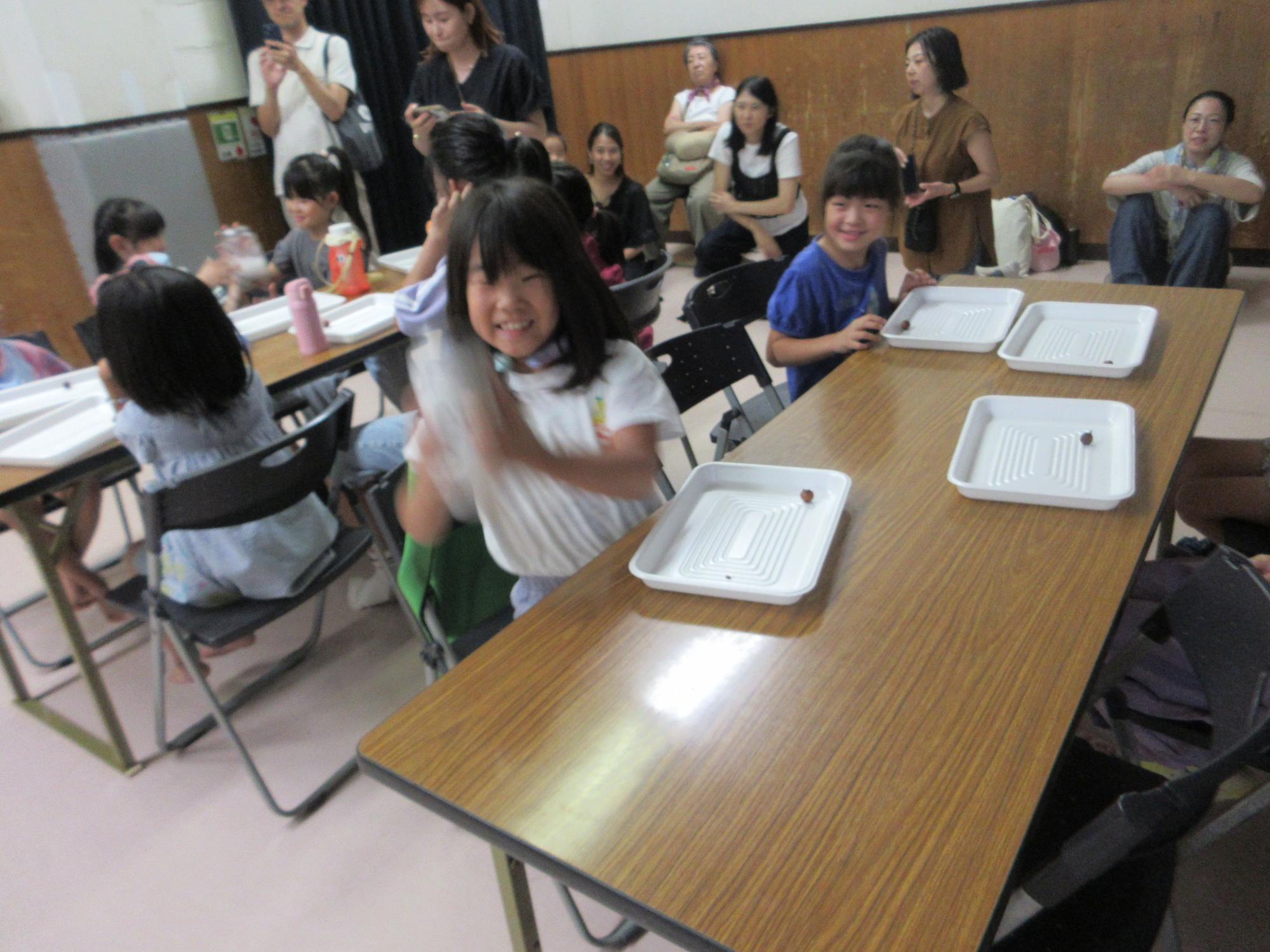 石鹸を作る子どもの写真