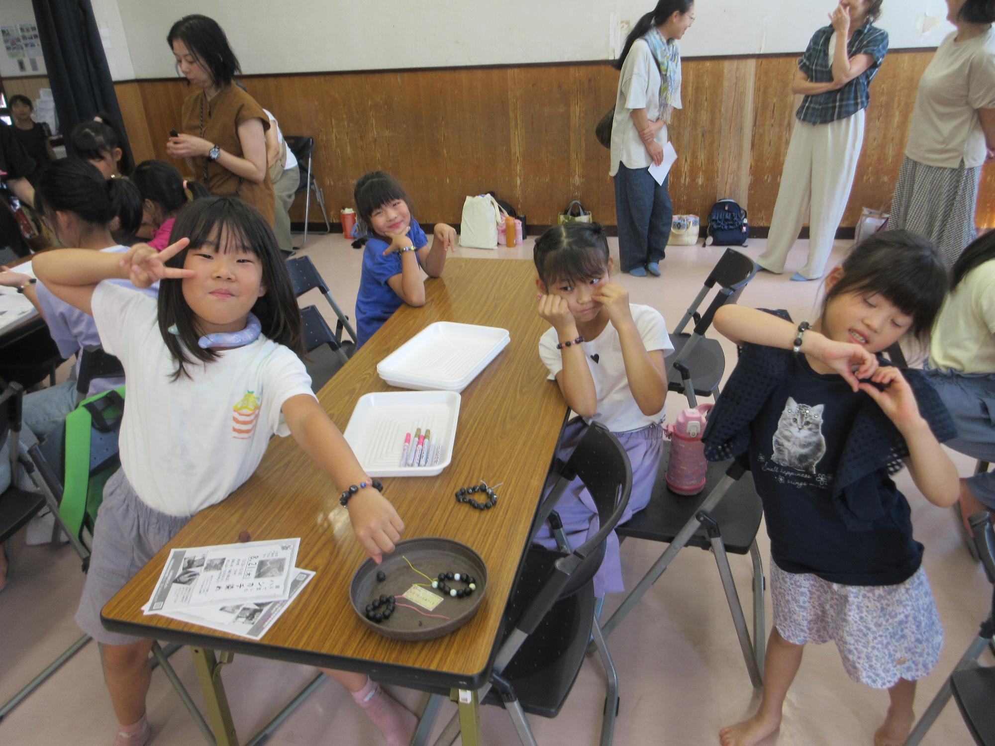 ブレスレットをつけるこどもたちの写真