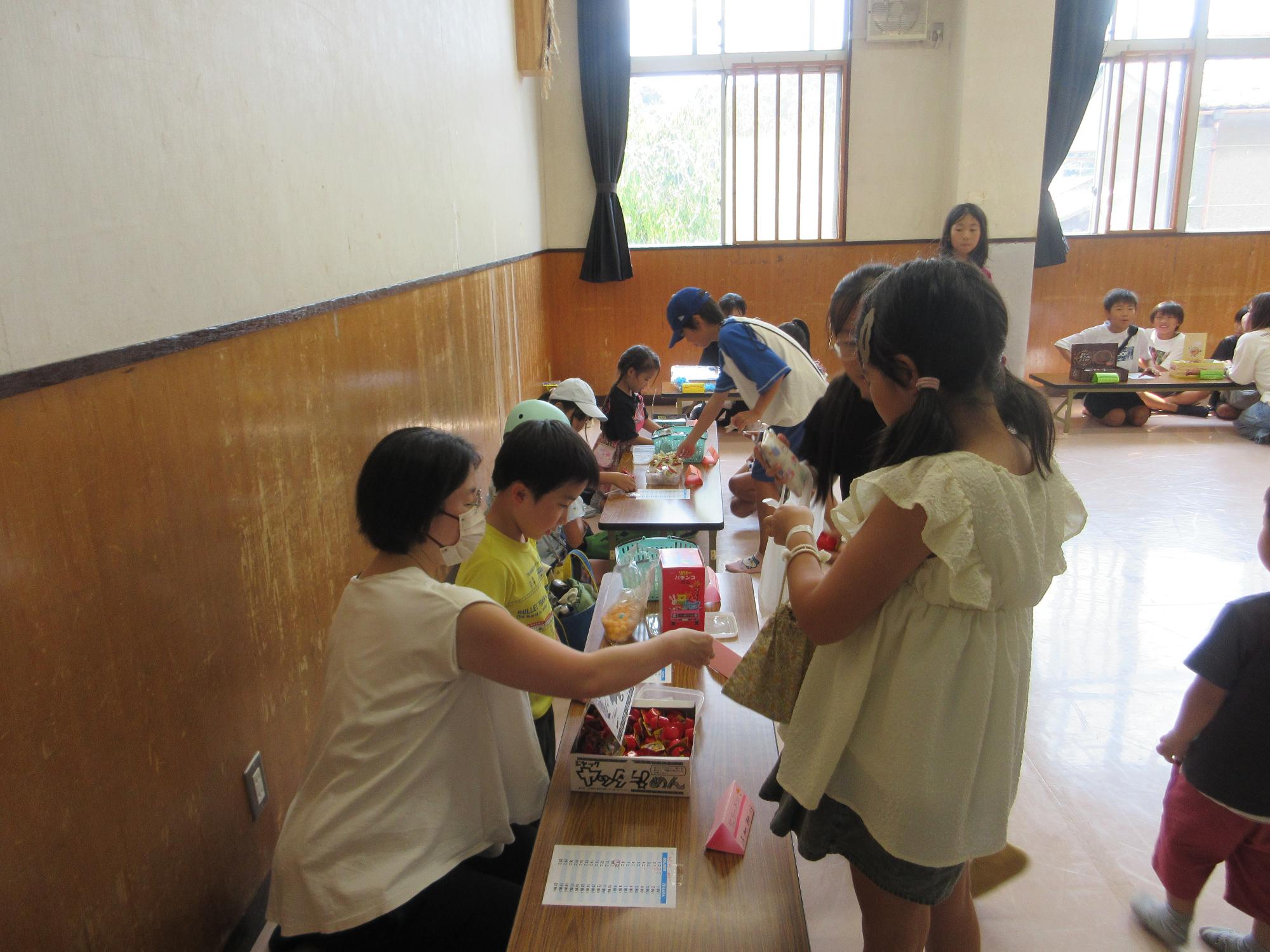 駄菓子を購入する子どもたちの様子
