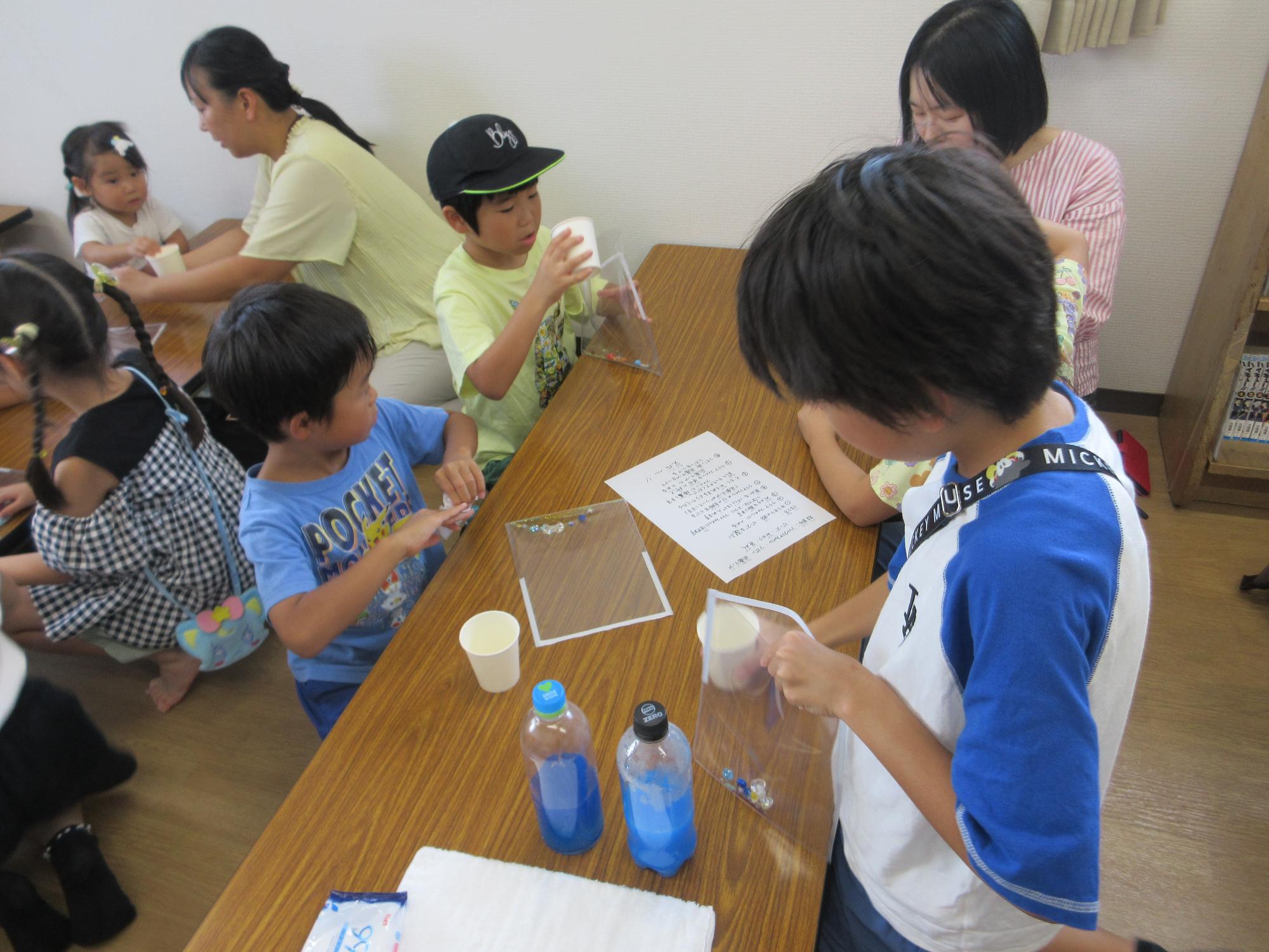 水のりを入れている様子