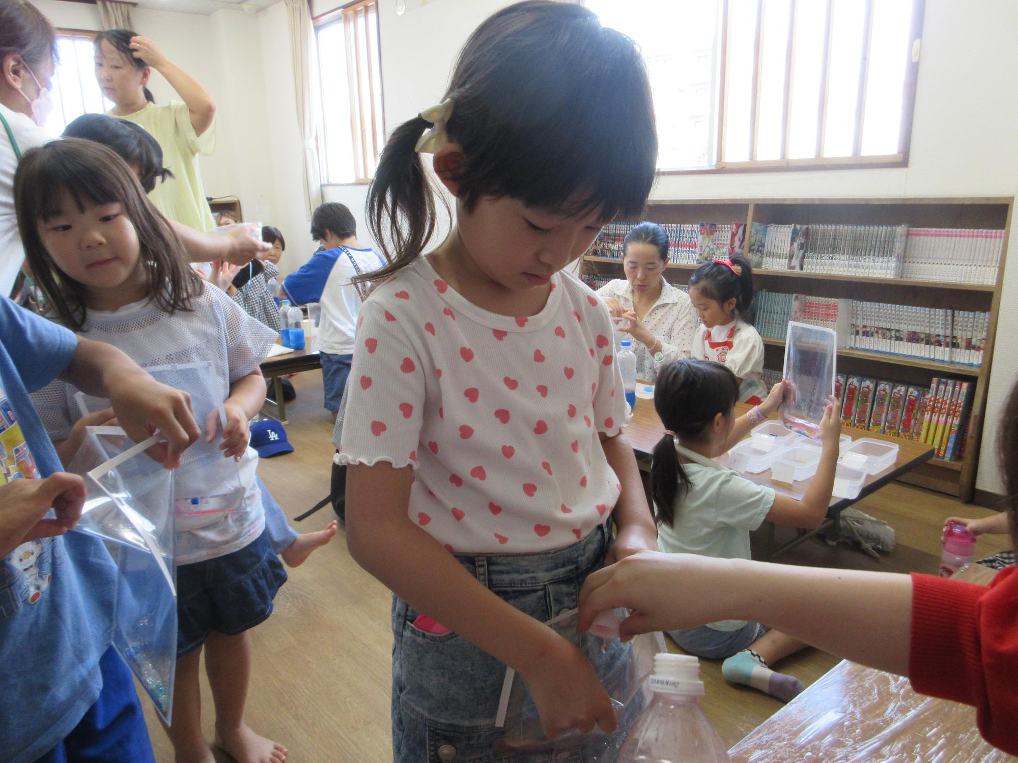 色水を入れている様子