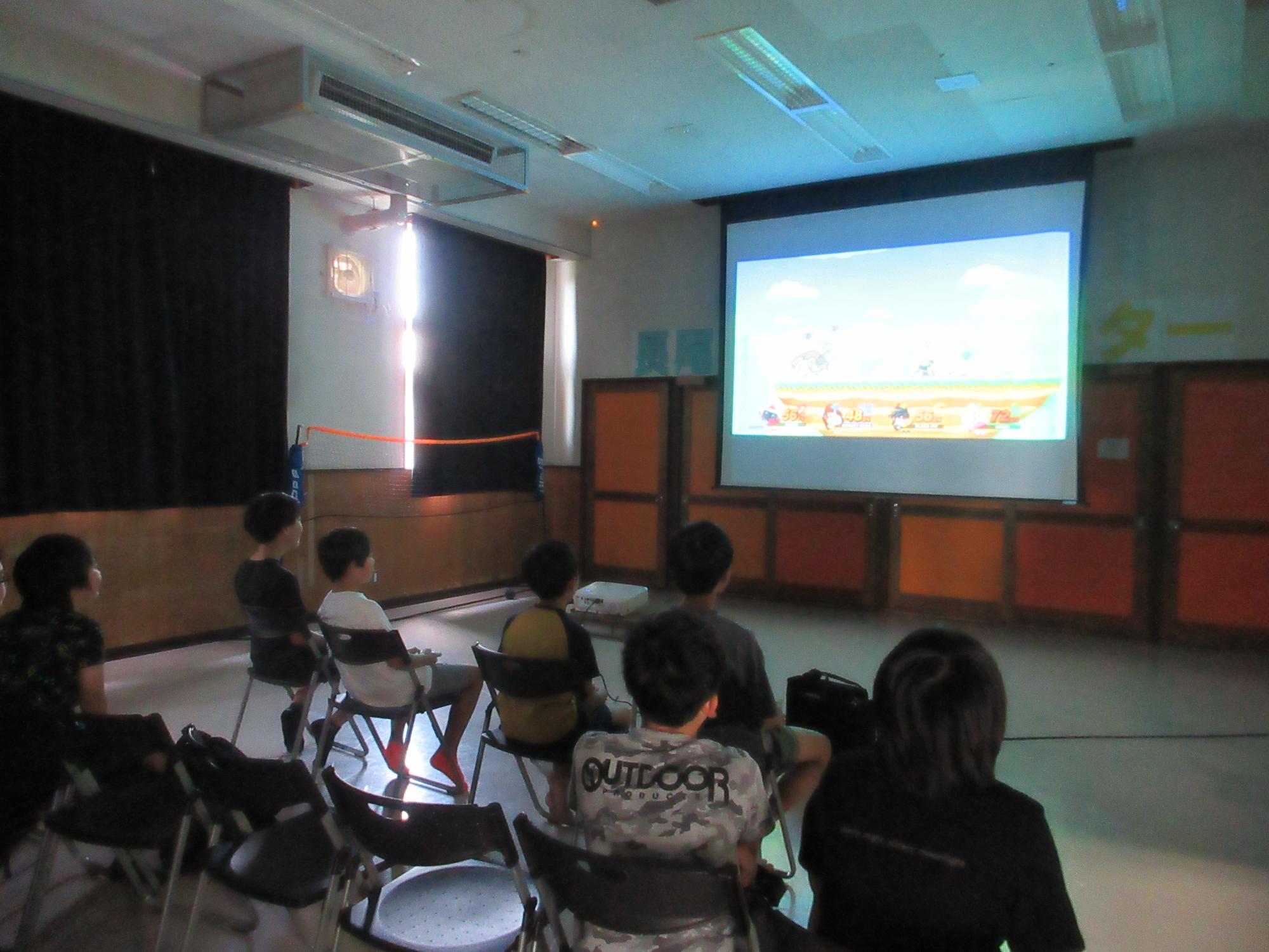 ゲームをするこどもたちの写真