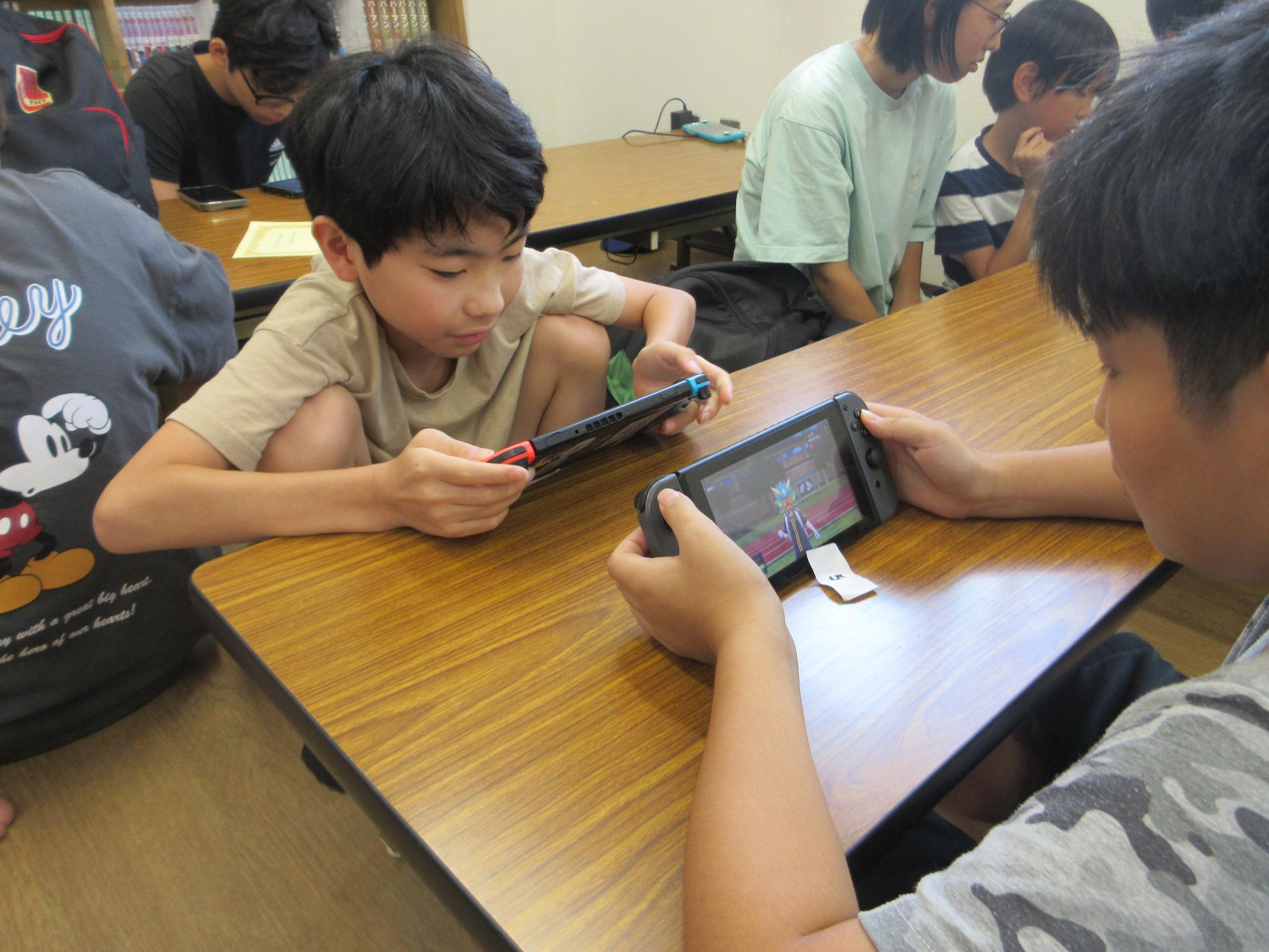 ゲームをするこどもたちの写真