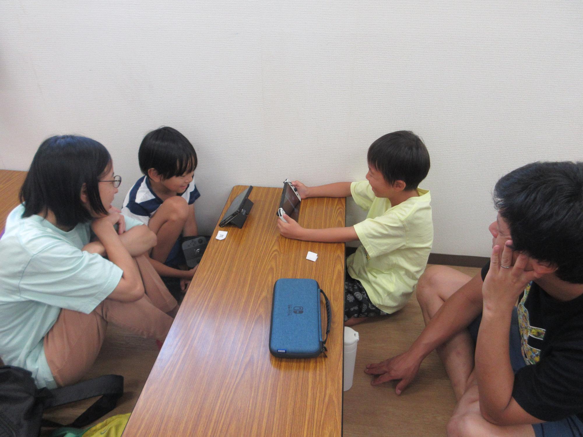 ゲームをするこどもたちの写真