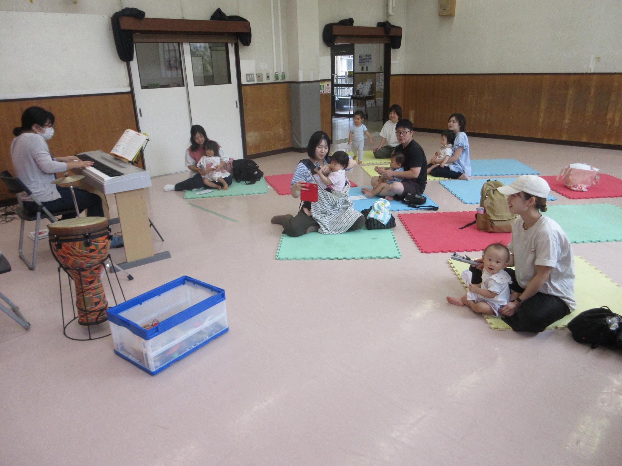 楽器を鳴らすこどもたちの写真