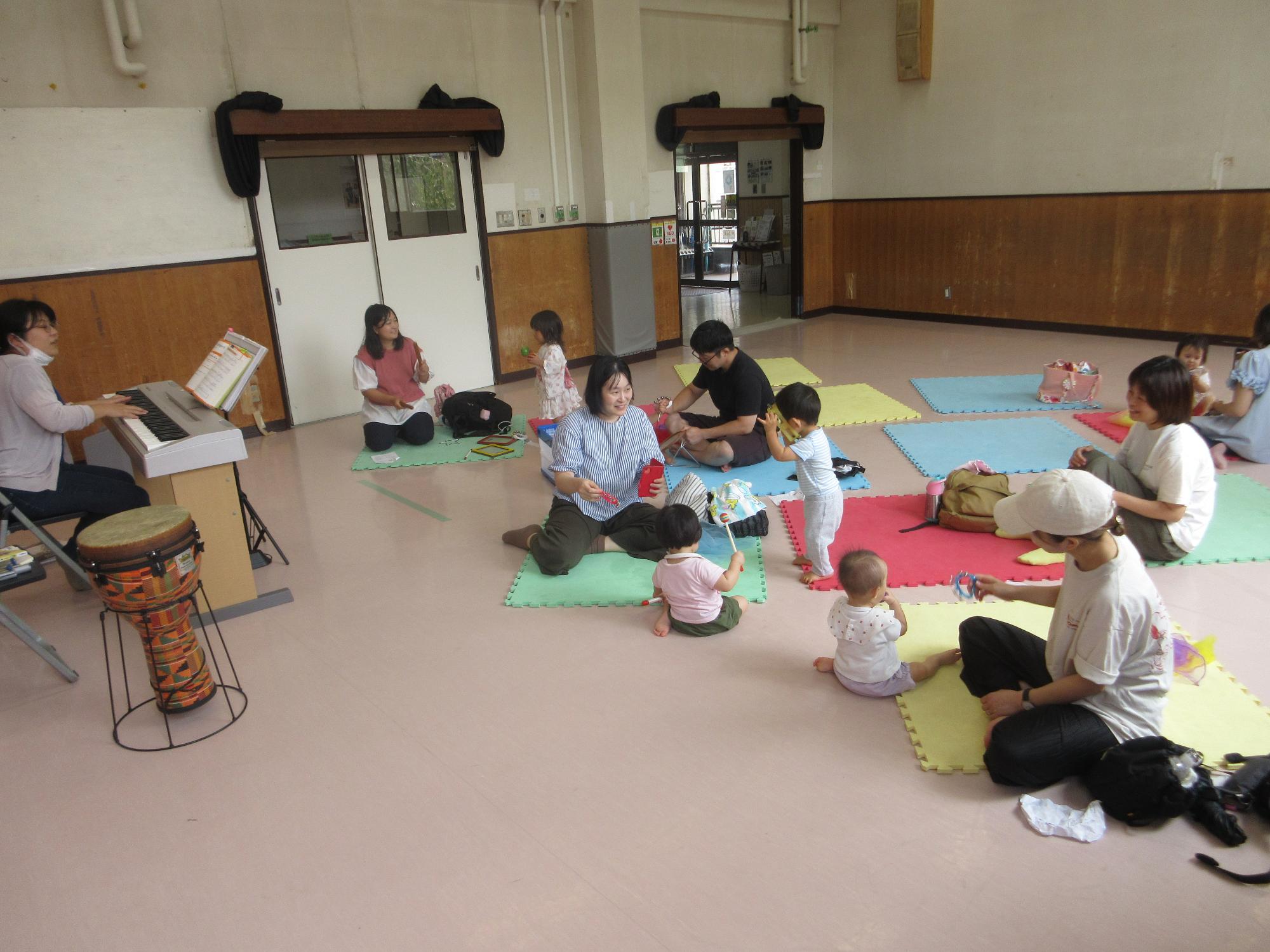 楽器を弾くこどもたちの写真