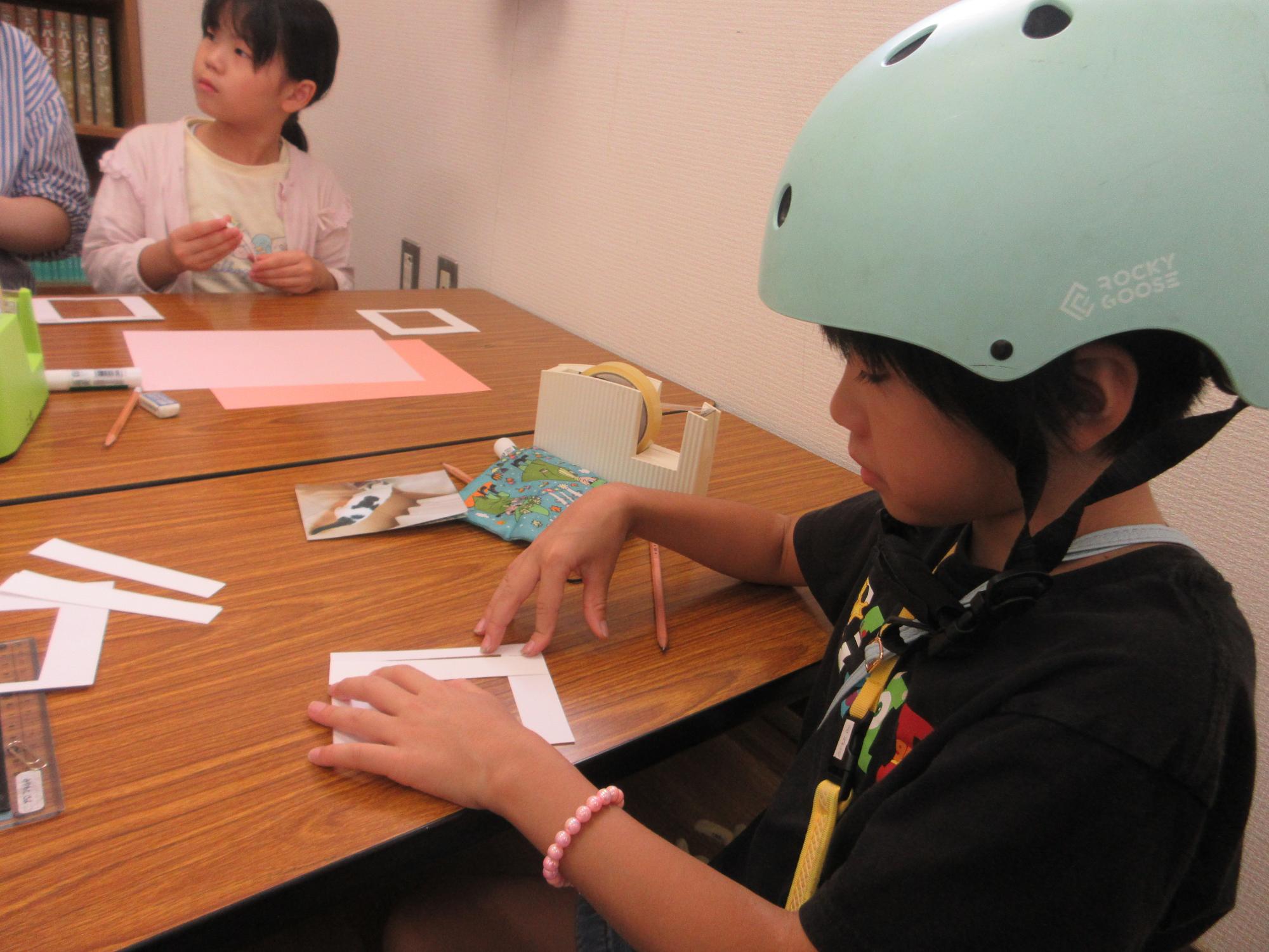 工作をするこどもの写真