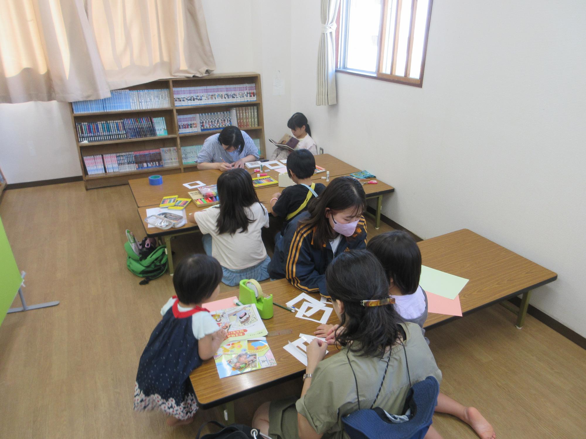 工作をするこどもたちの写真