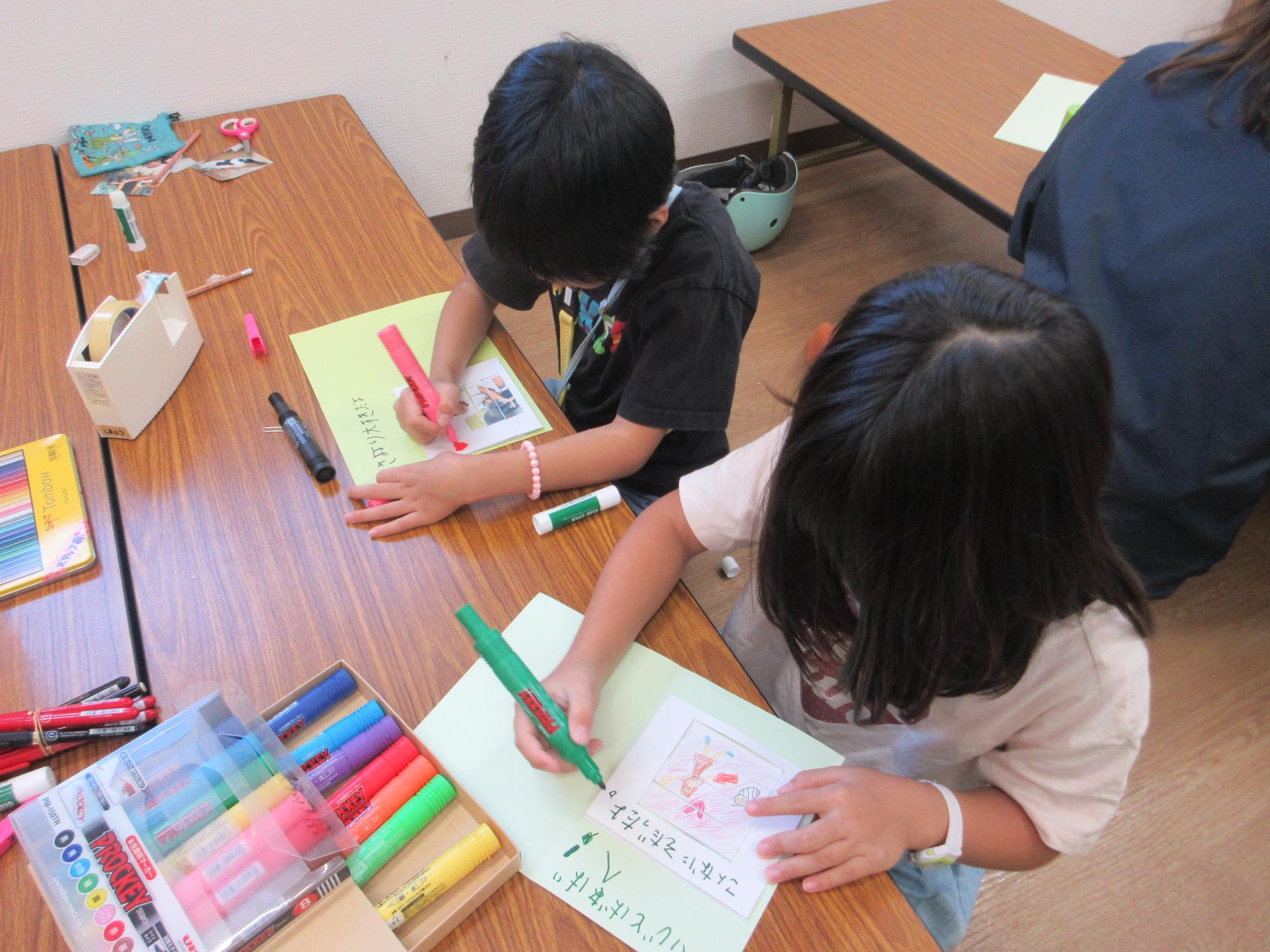 工作をするこどもたちの写真