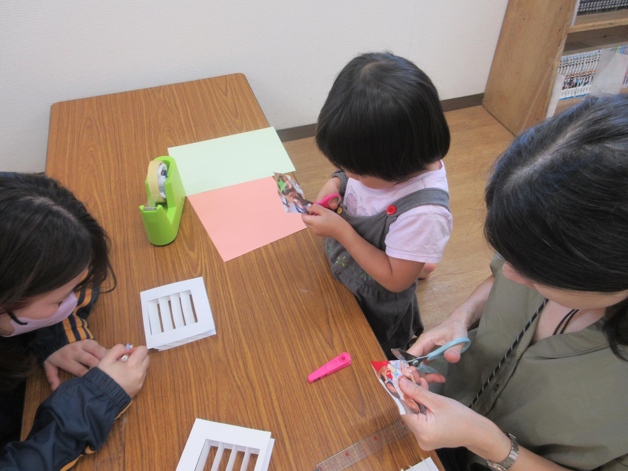 工作をするこどもたちの写真