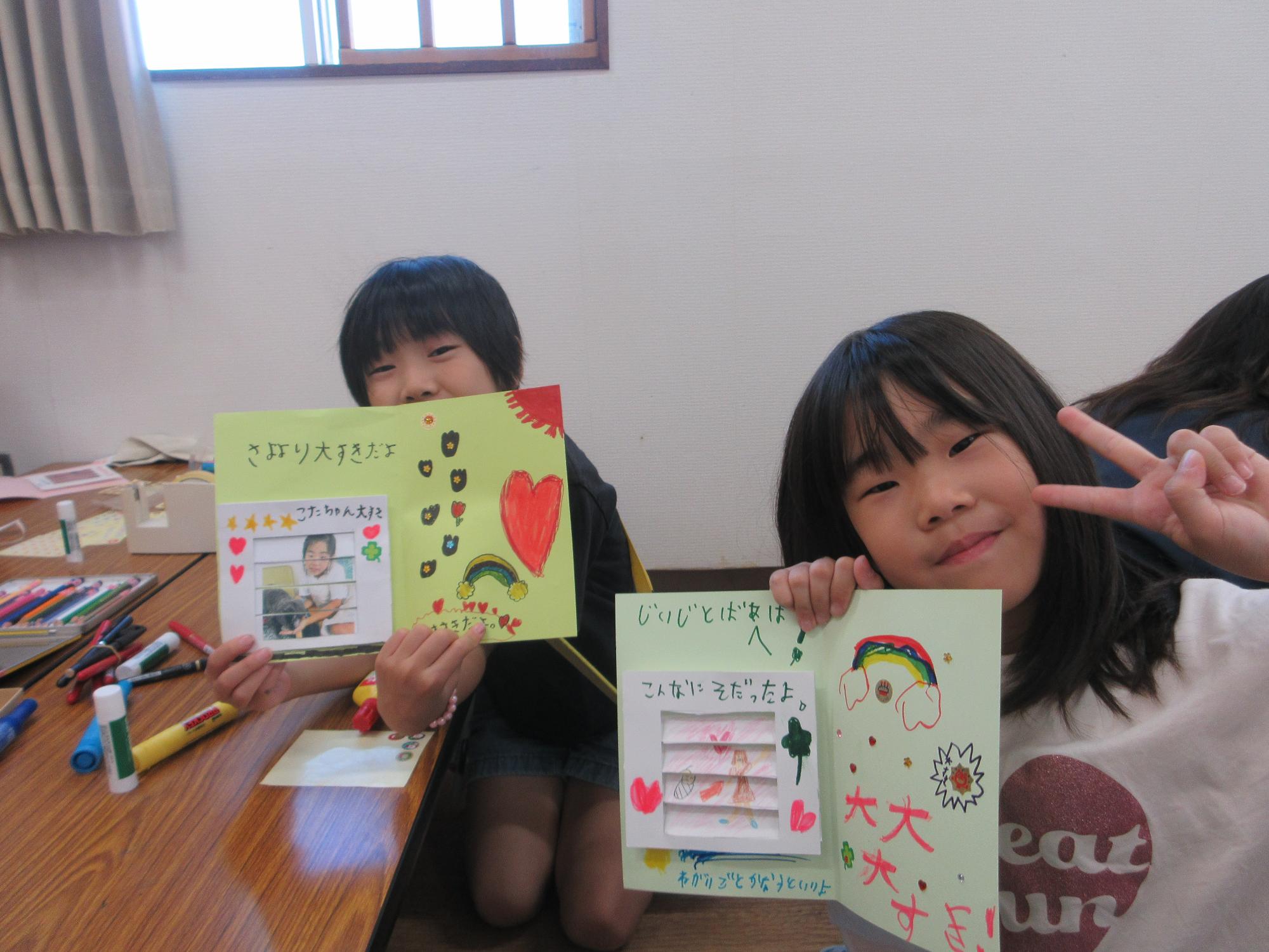 作品を持つこどもの写真