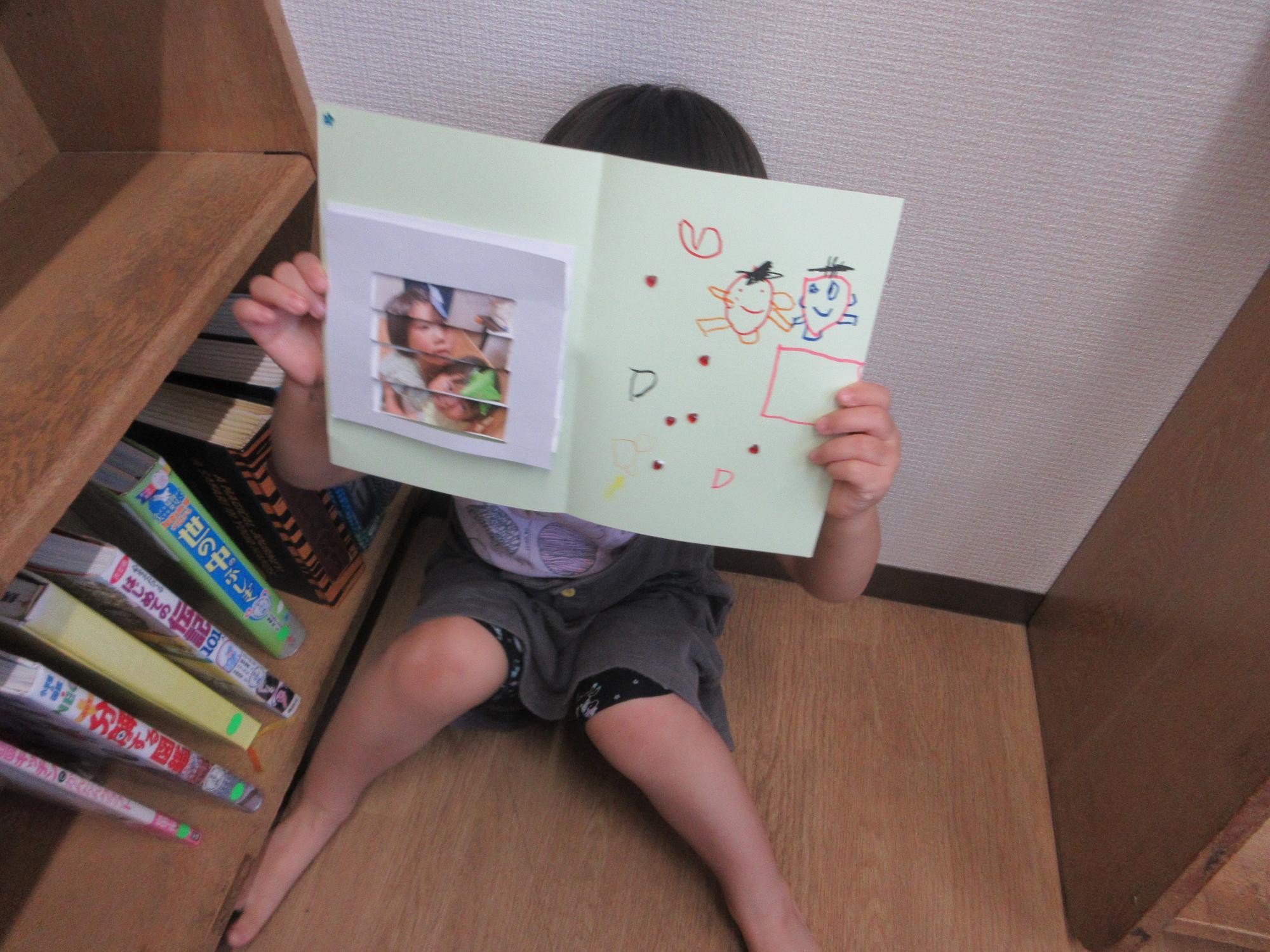 作品を持つこどもの写真