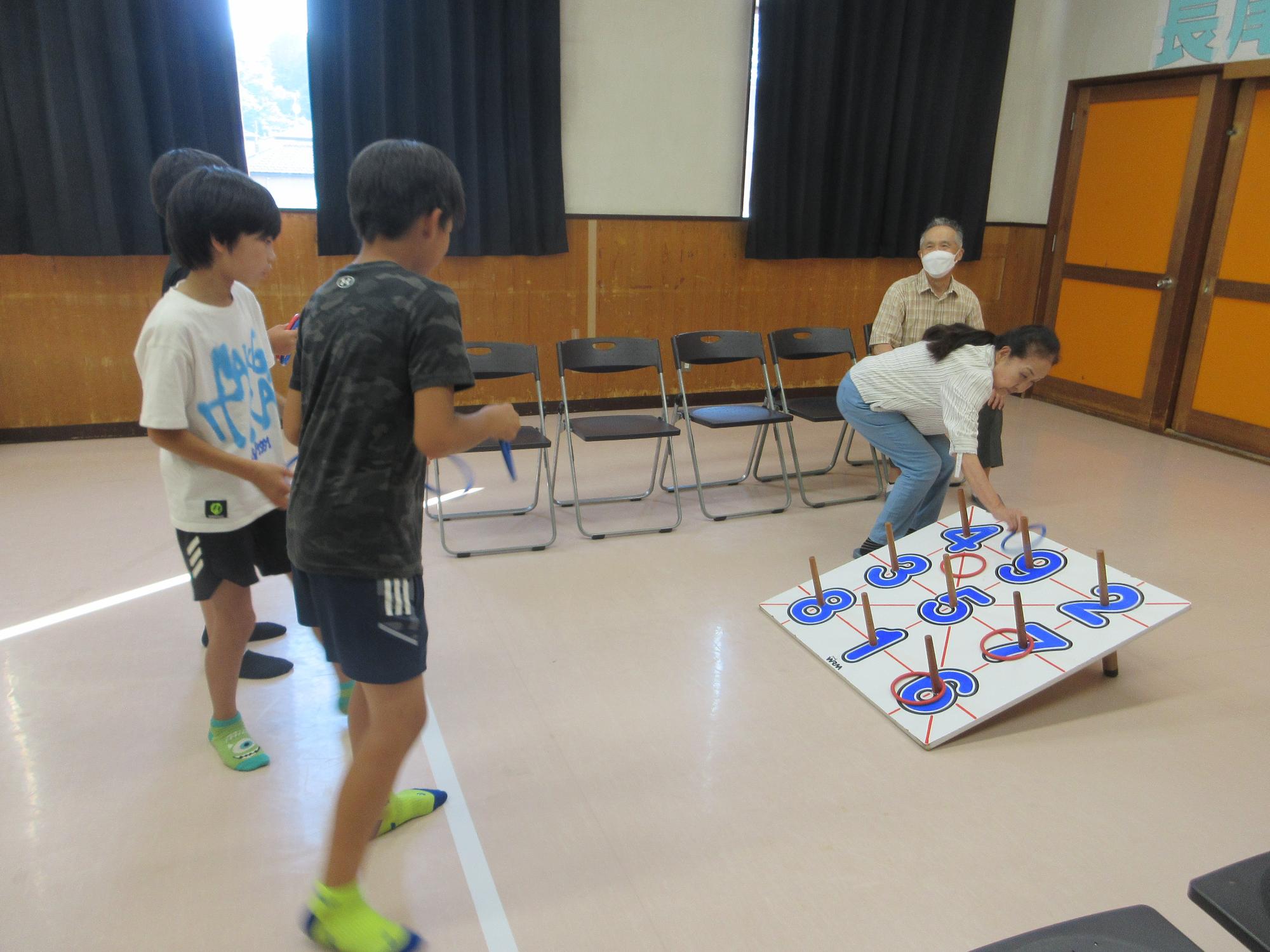 わなげをするこどもたちの写真