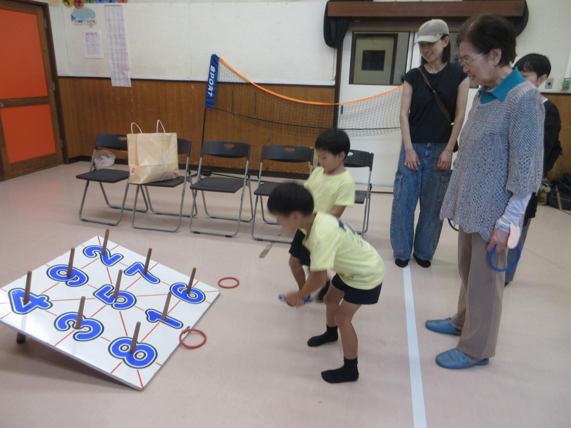 わなげをするこどもたちの写真