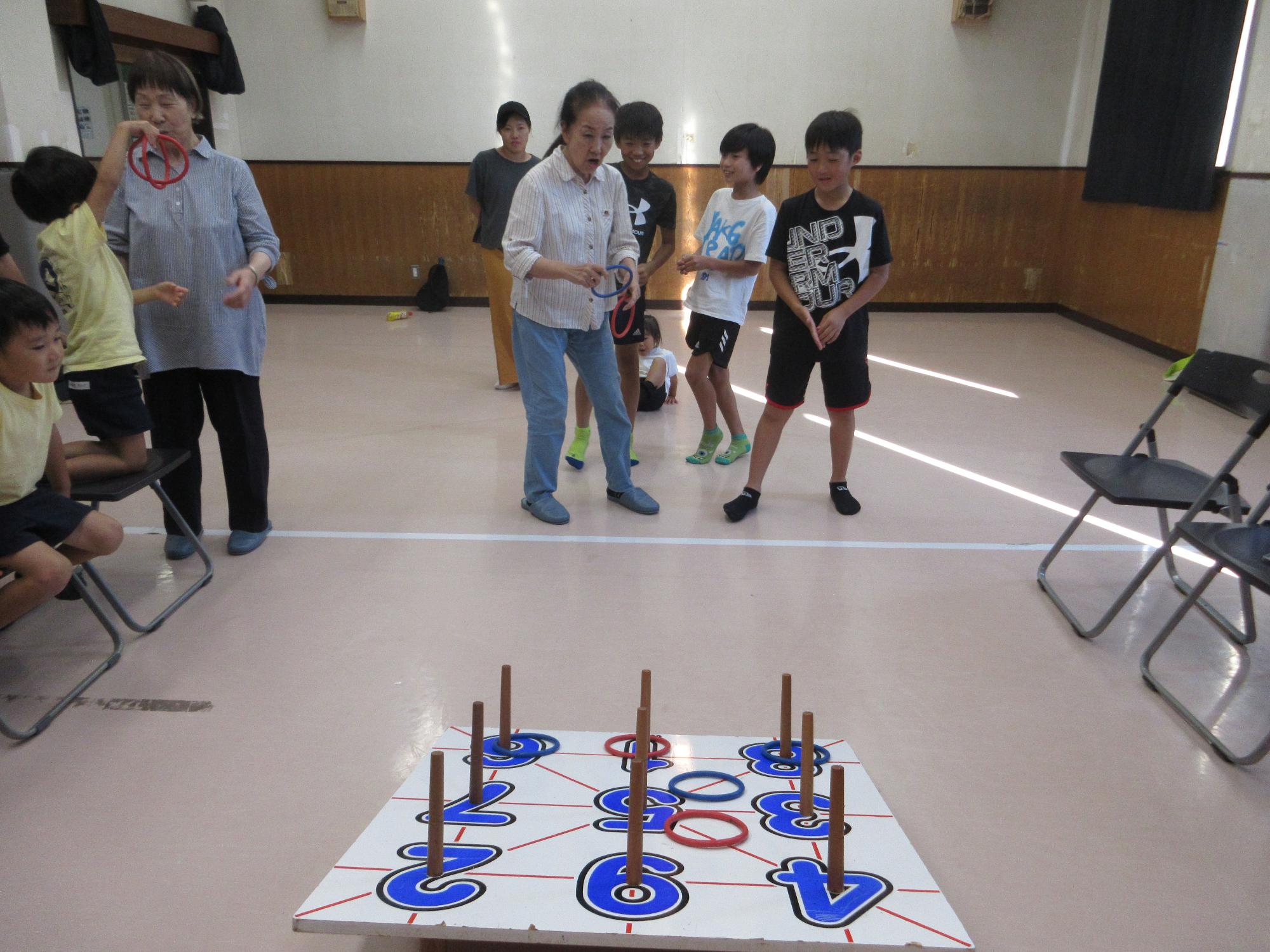 わなげをするこどもたちの写真