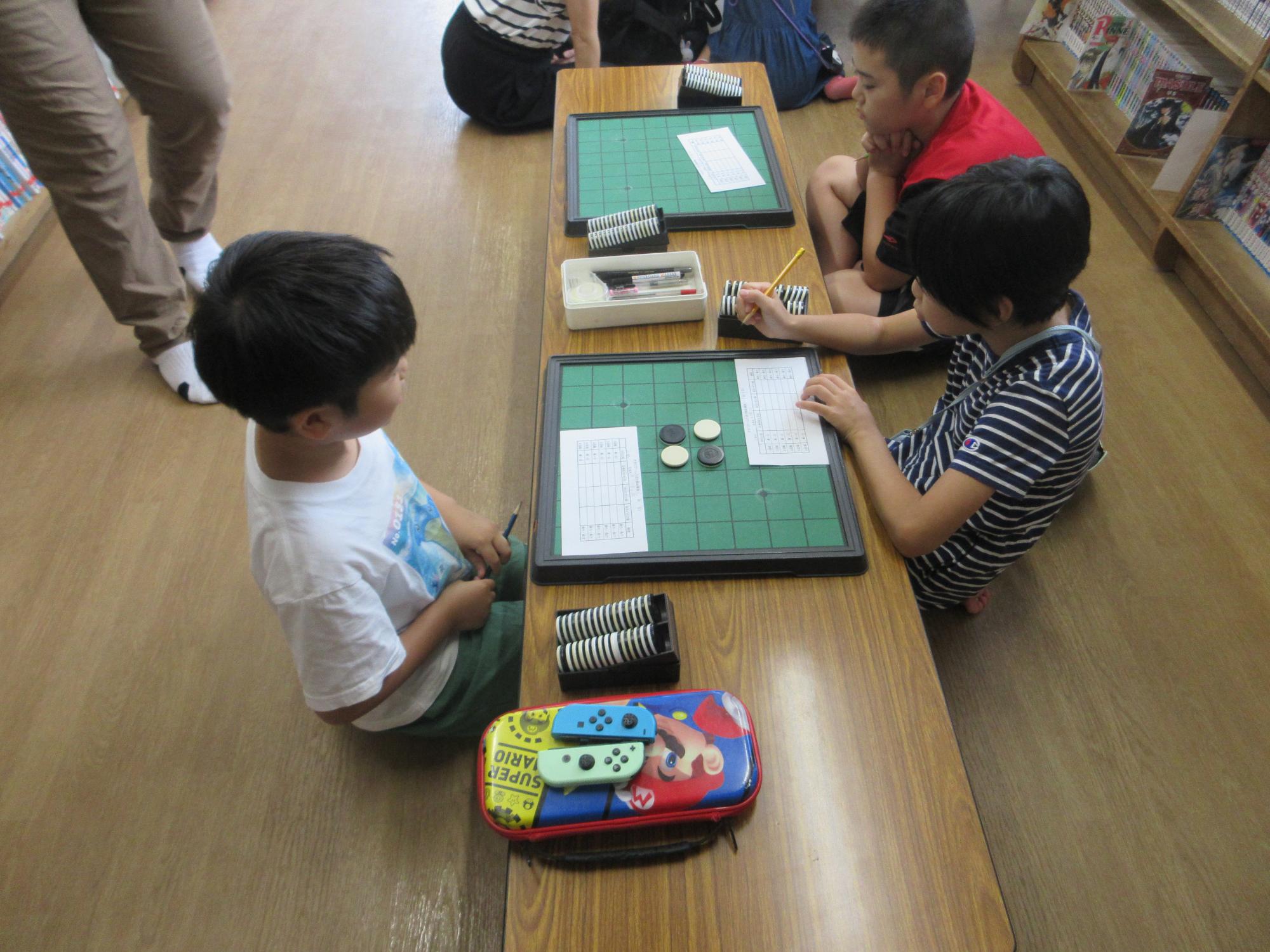 オセロをするこどもたちの写真