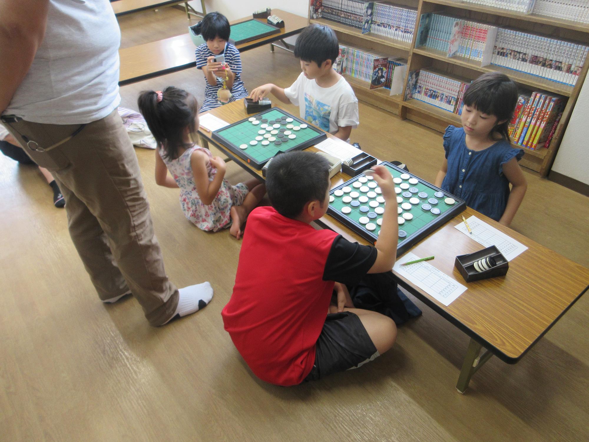 オセロをするこどもたちの写真