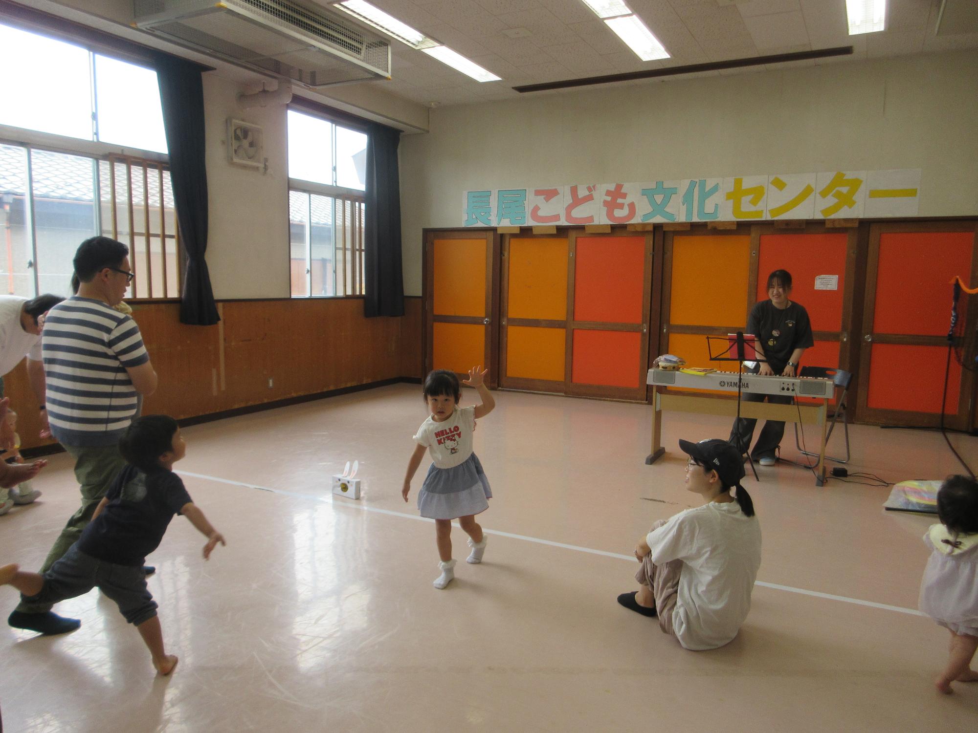 リトミックをする子どもたちの写真