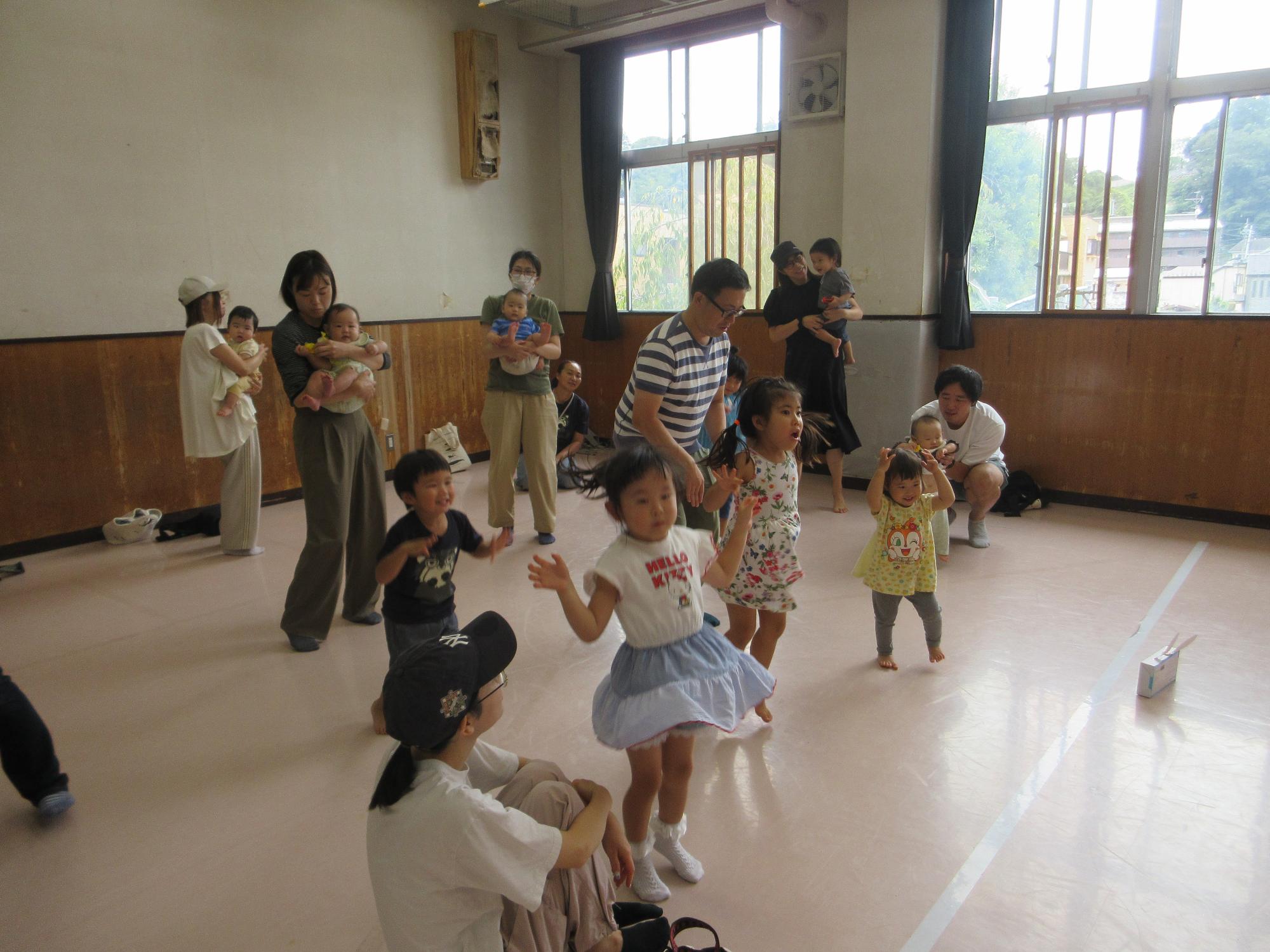 リトミックをする子どもたちの写真