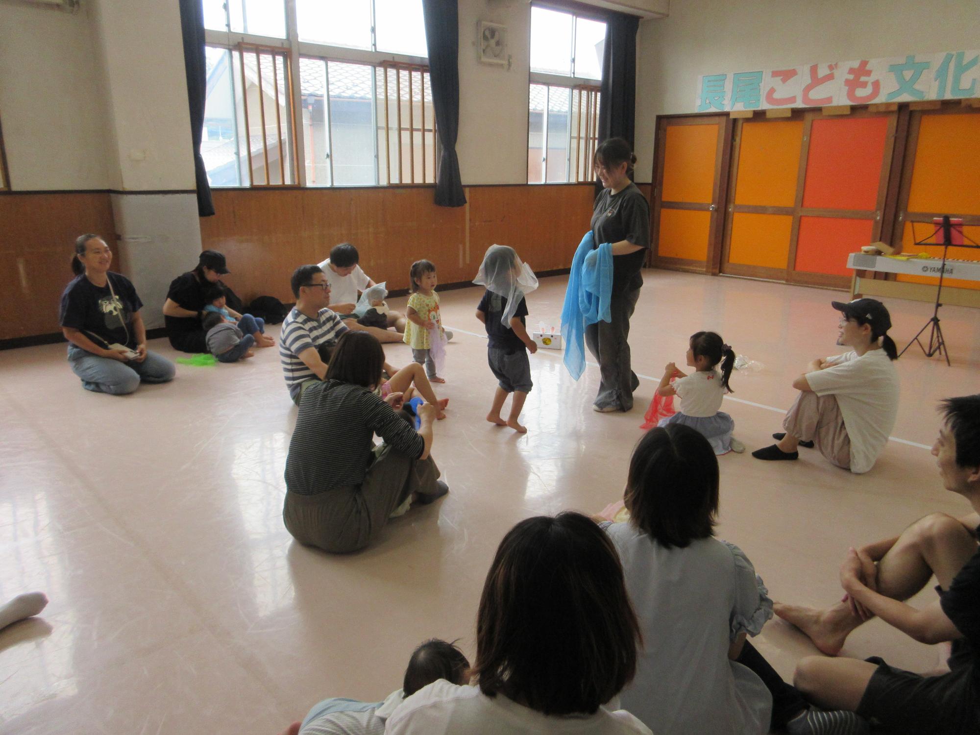 リトミックをする子どもたちの写真