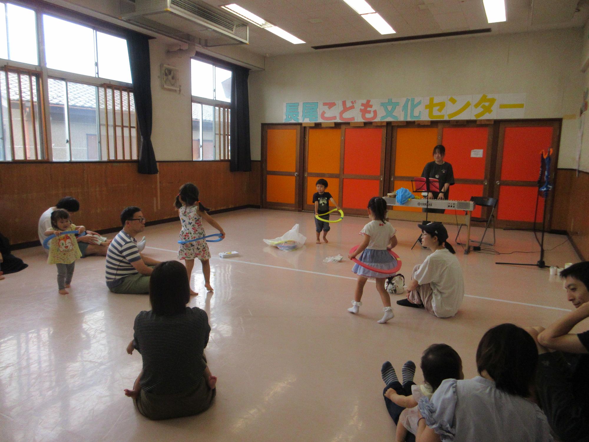 リトミックをする子どもたちの写真