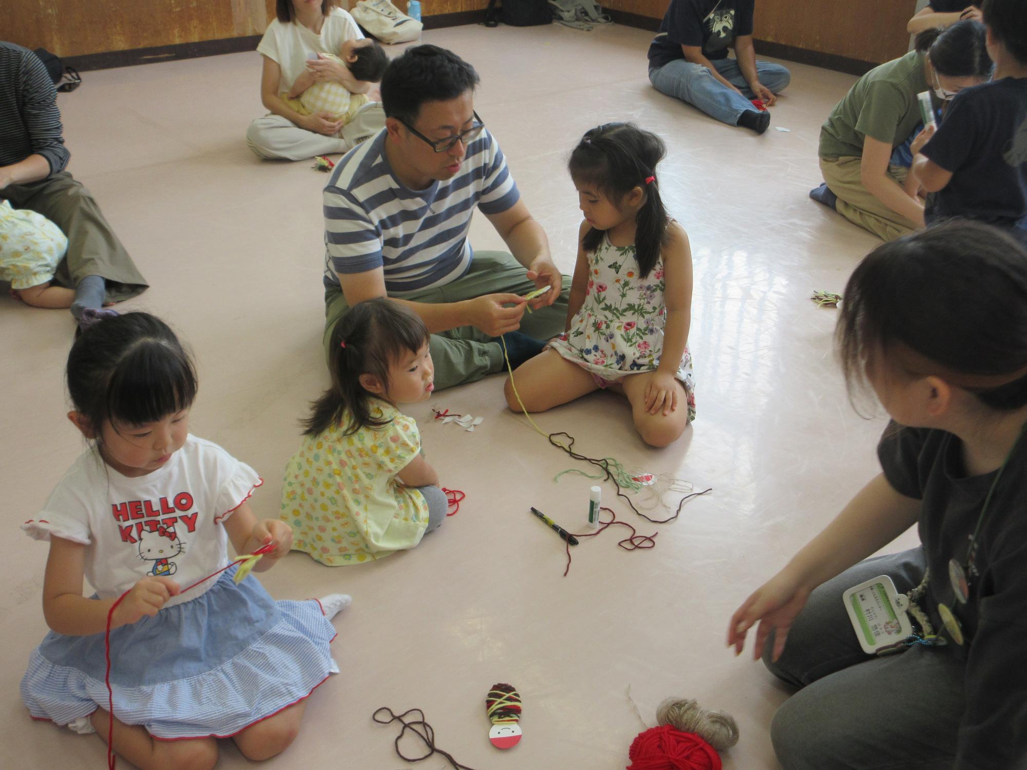 工作をする子どもたちの写真