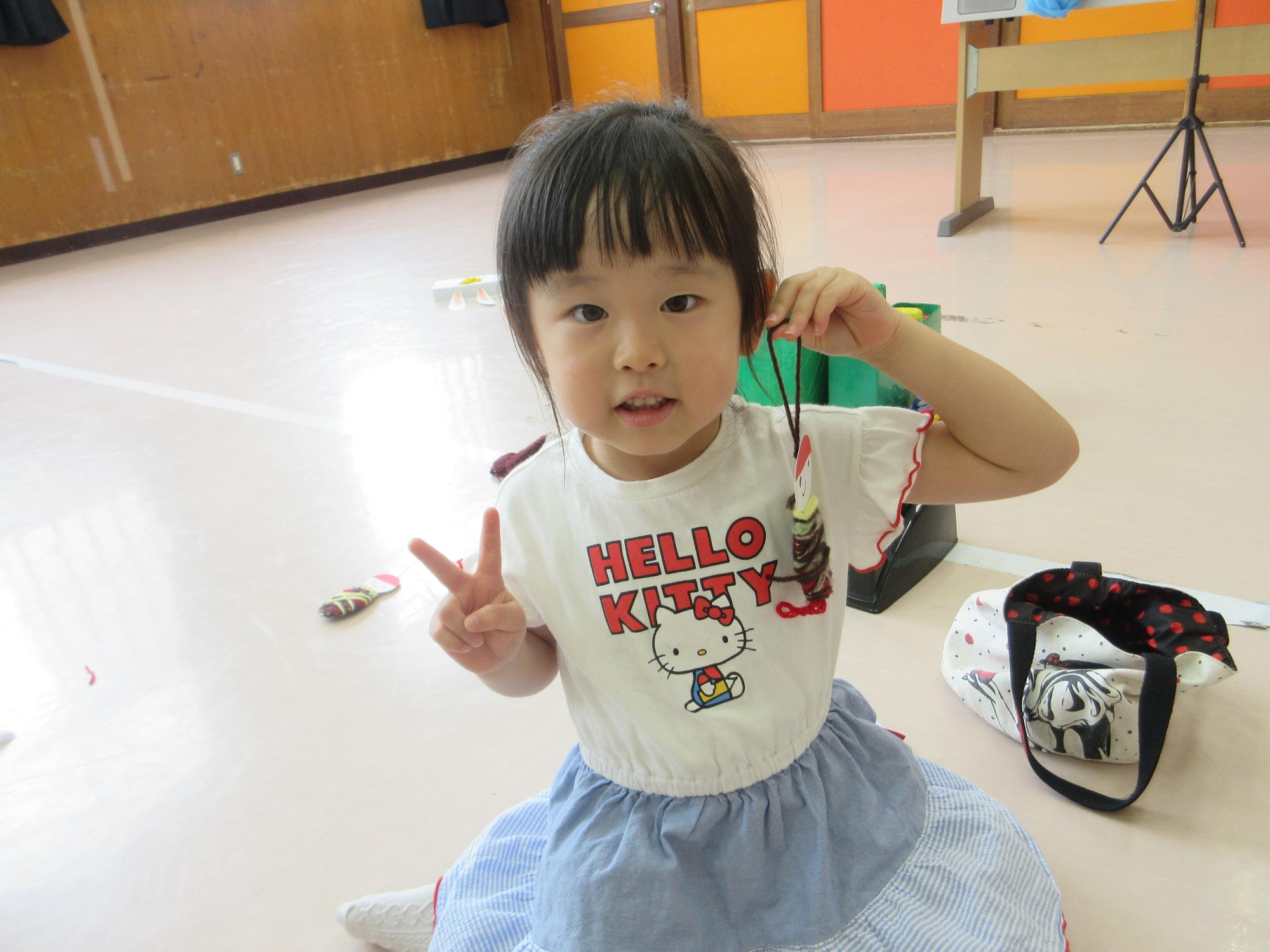 作品を持つ子どもの写真