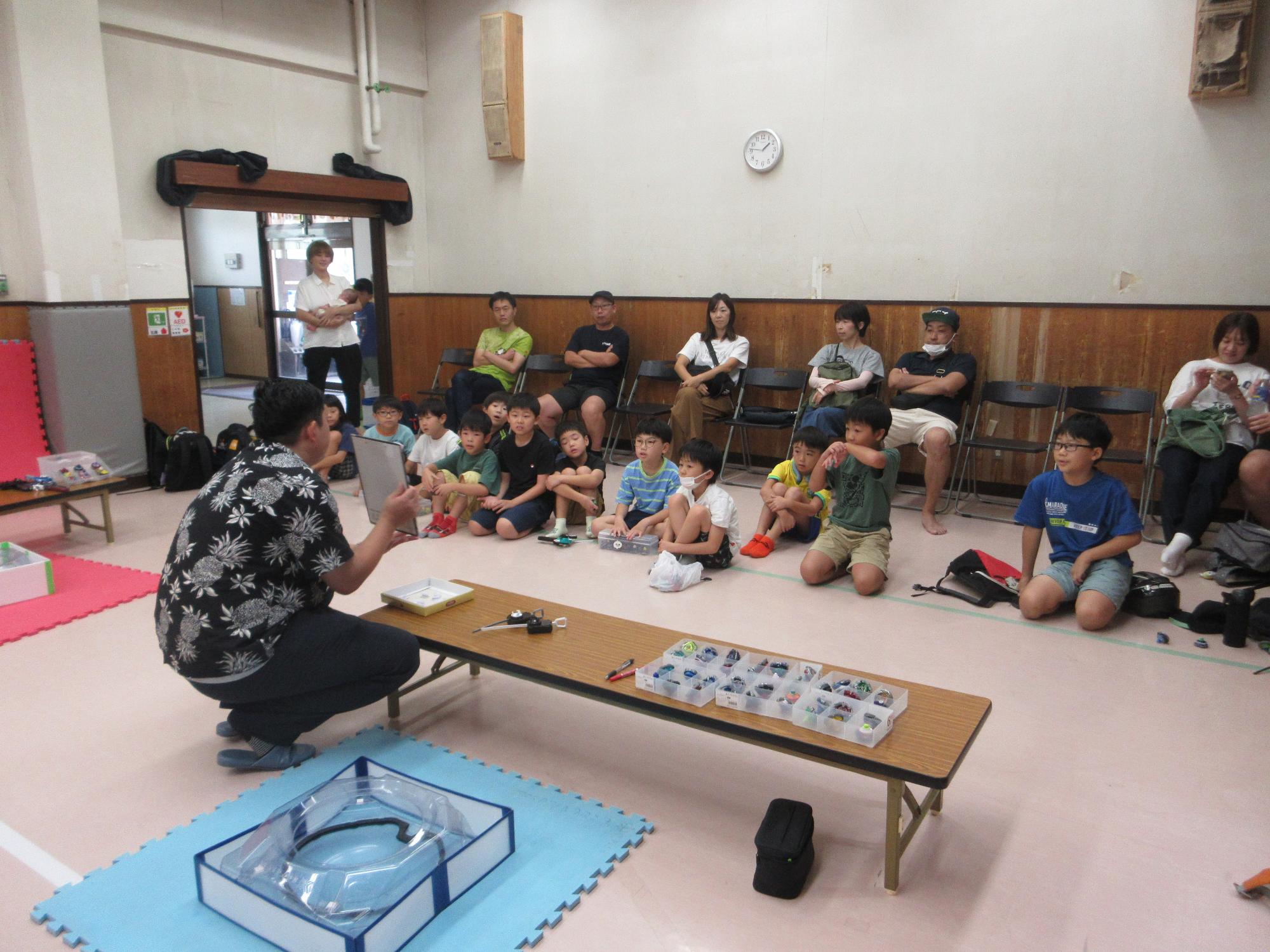 説明を聞く子どもたちの写真