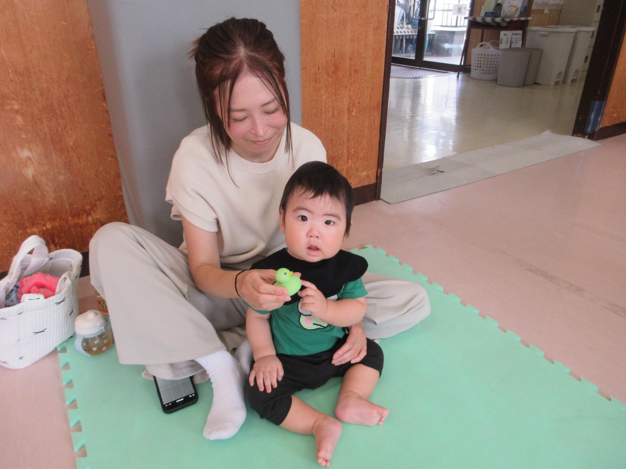 アヒルを持っているこどもの様子