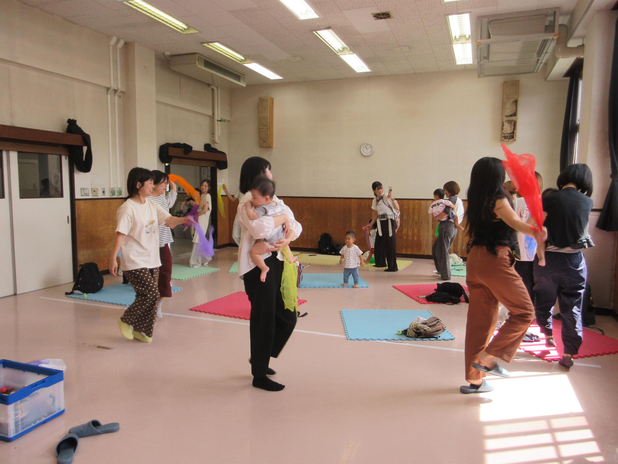 鳥の踊りを踊っている様子