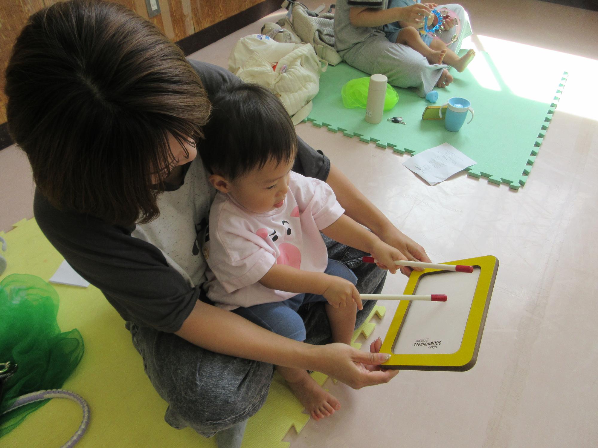 太鼓をたたいている様子