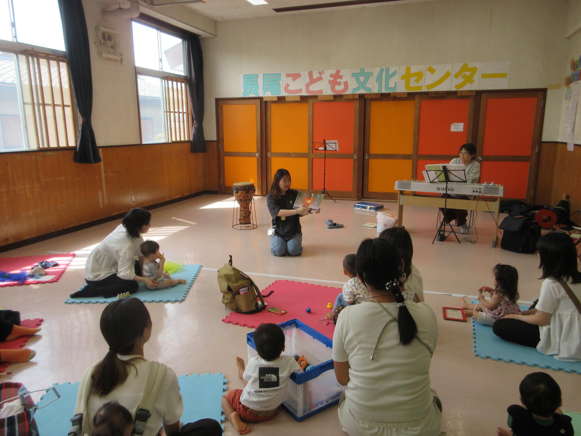 絵本を読んでいる様子