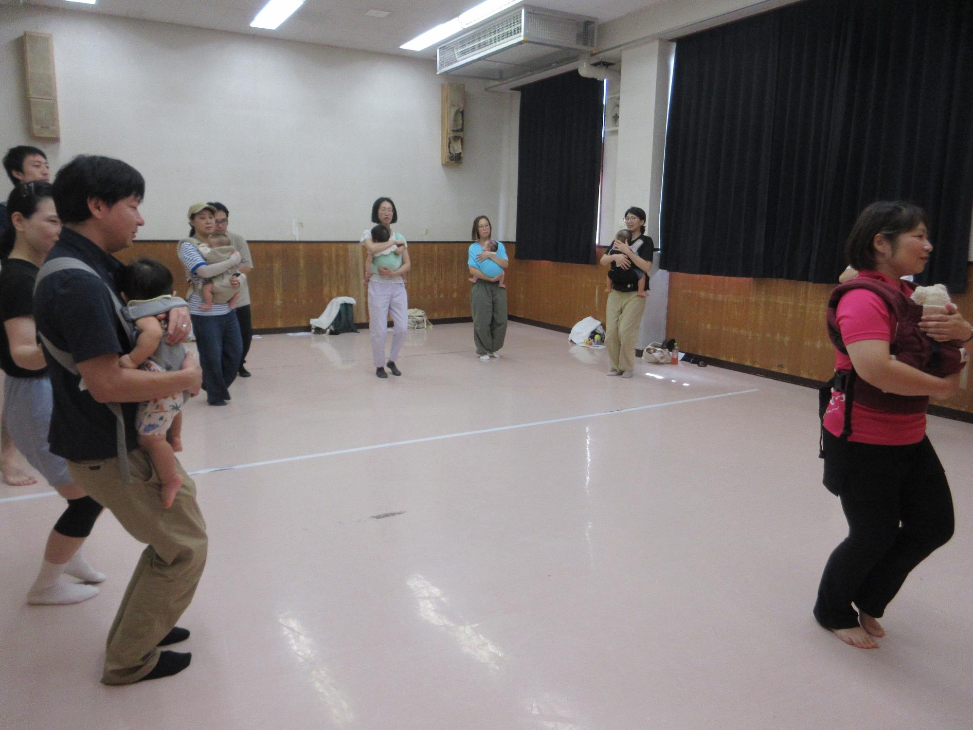 抱っこしながらのエクササイズの様子