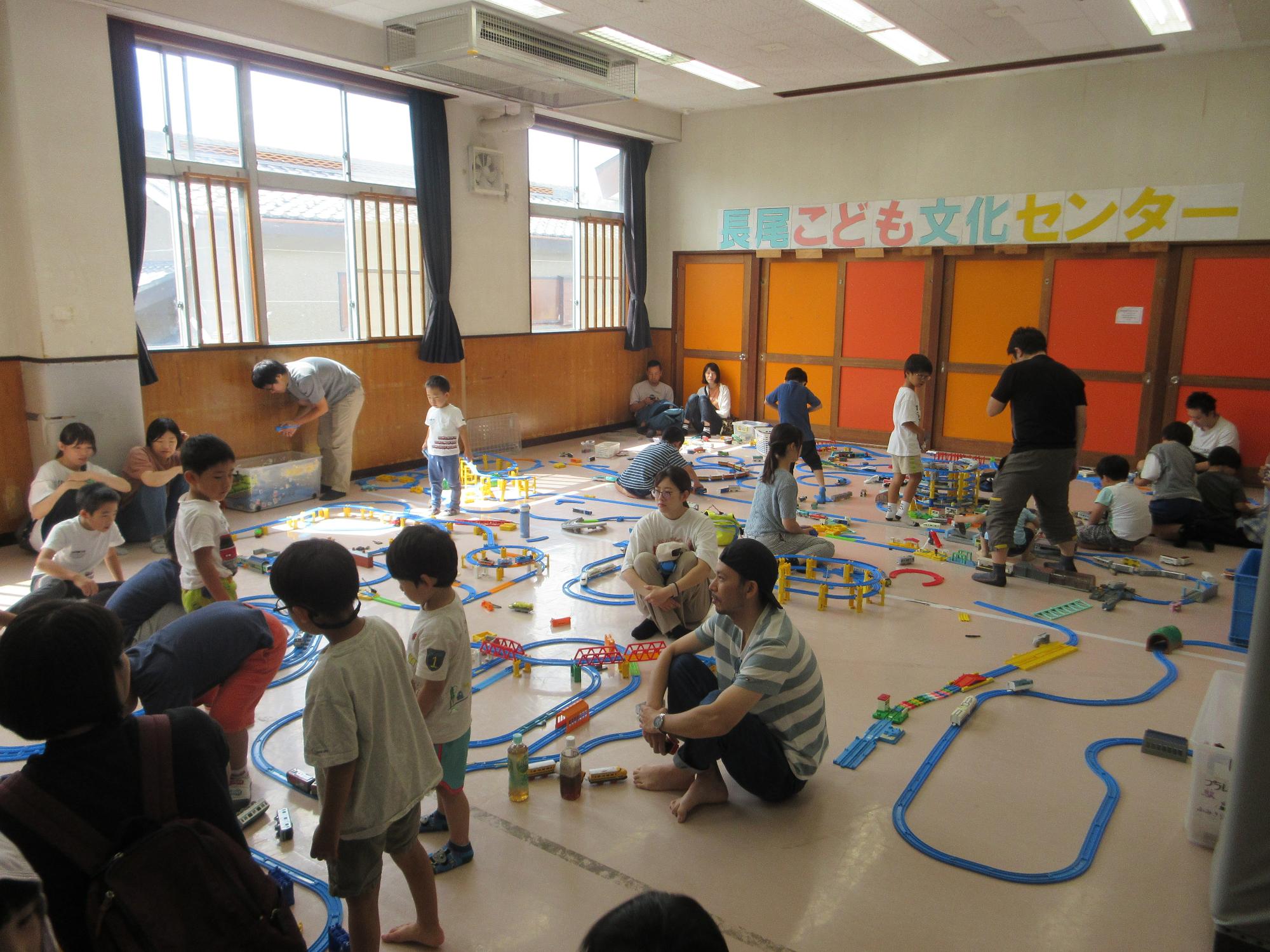 プラレールで遊ぶこどもたちの写真