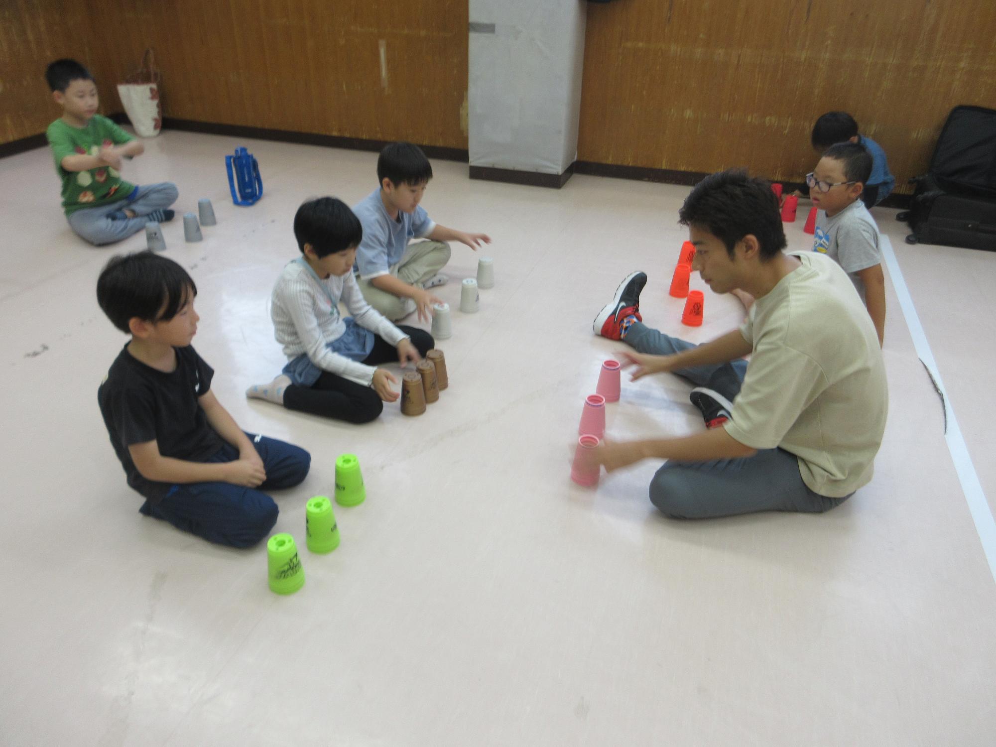 スタッキングを教えてもらう様子