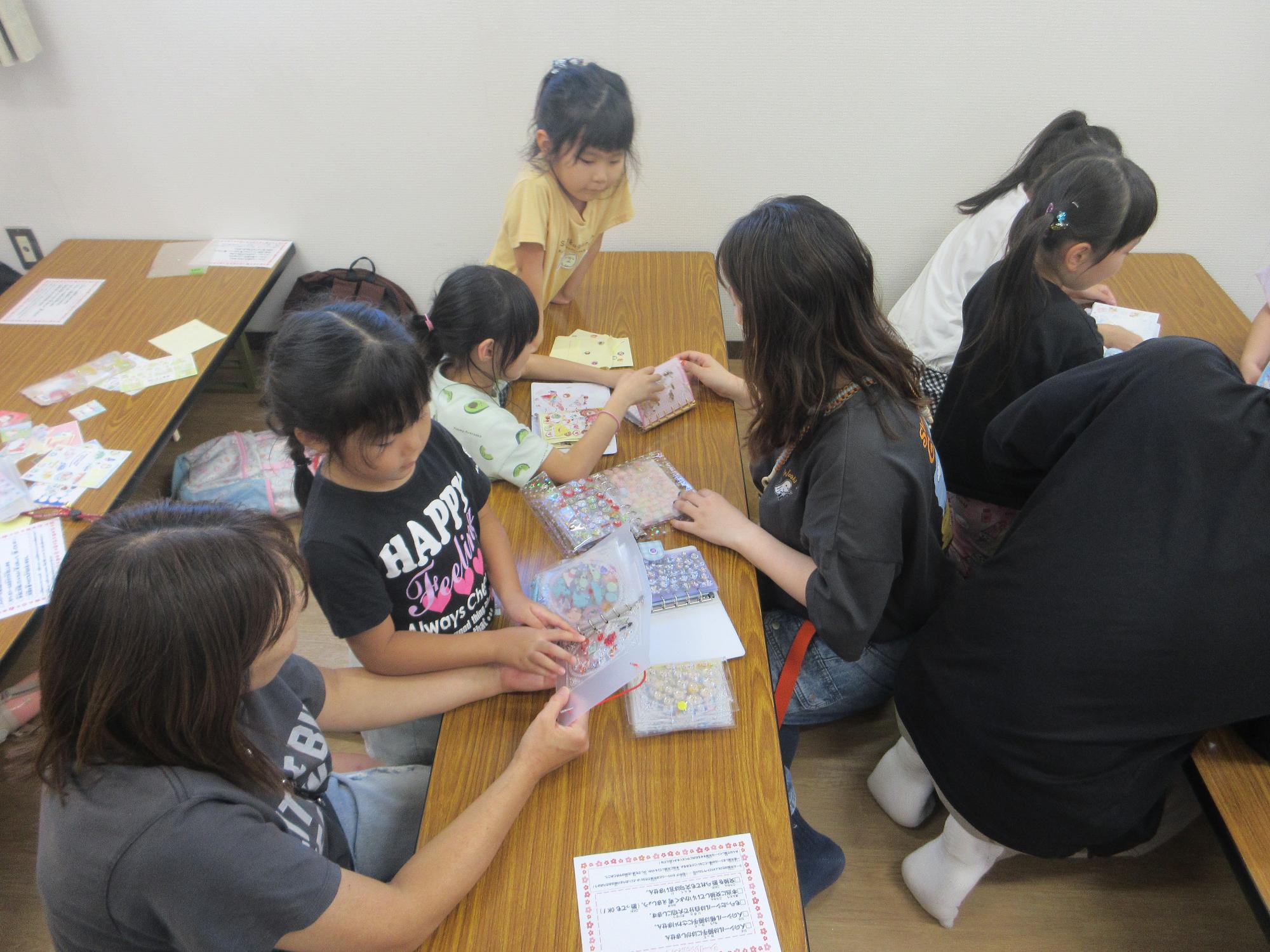 シール交換している様子